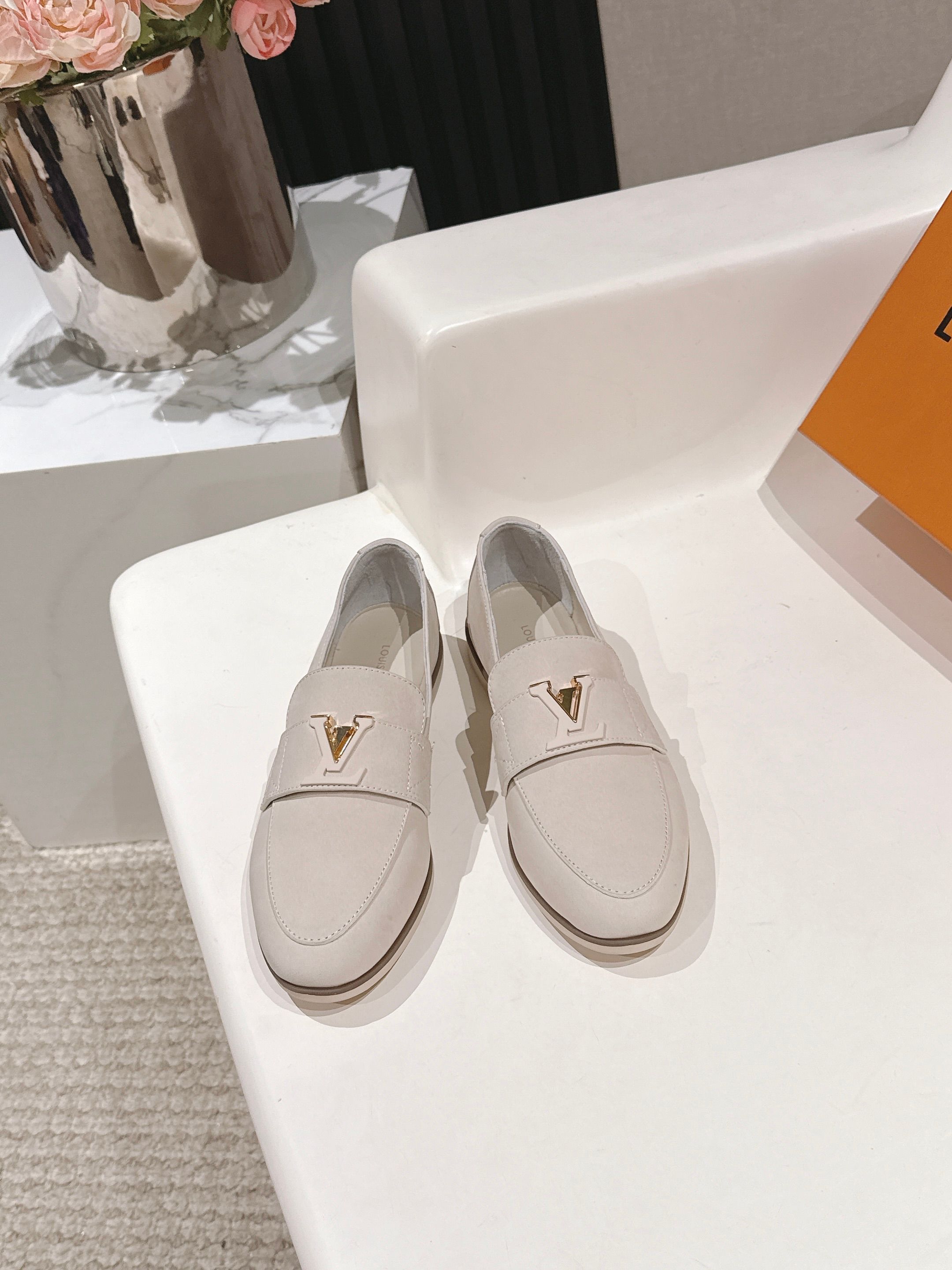 NO:594595,LV | Louis Vuitton 26 2026 early autumn new model, top version, the counter features the latest LV CAPRI flat slingback loafers, new hard goods, purchasing agent level!  Full of high-end feel!  A popular model among bloggers at home and abroad, it is retro, fashionable and looks great on your feet!  The official website's main recommendation is imported silk cowhide for the upper, imported silk sheepskin lining, original Italian outsole, shoe size: 35-39 (34, 40, 41 customization is not returnable), loafers half-flop, louis vuitton, louis vuitton, loafers, cowhide, sheepskin19860909LV | 路易威登 26 2026早秋新款 顶级版本 专柜主打最新款 LV CAPRI平底露跟乐福鞋 硬货上新 代购级别！高级感十足！国内外博主刷爆的一款,复古又时髦上脚美炸了！官网主推款 鞋面进口丝绸牛皮 内里进口丝绸羊皮 大底原版意大利大底 鞋码: 35-39（34、40、41定制不退换）,乐福鞋半拖,louis vuitton,louis vuitton,loafers,cowhide,sheepskin,Women's Shoes