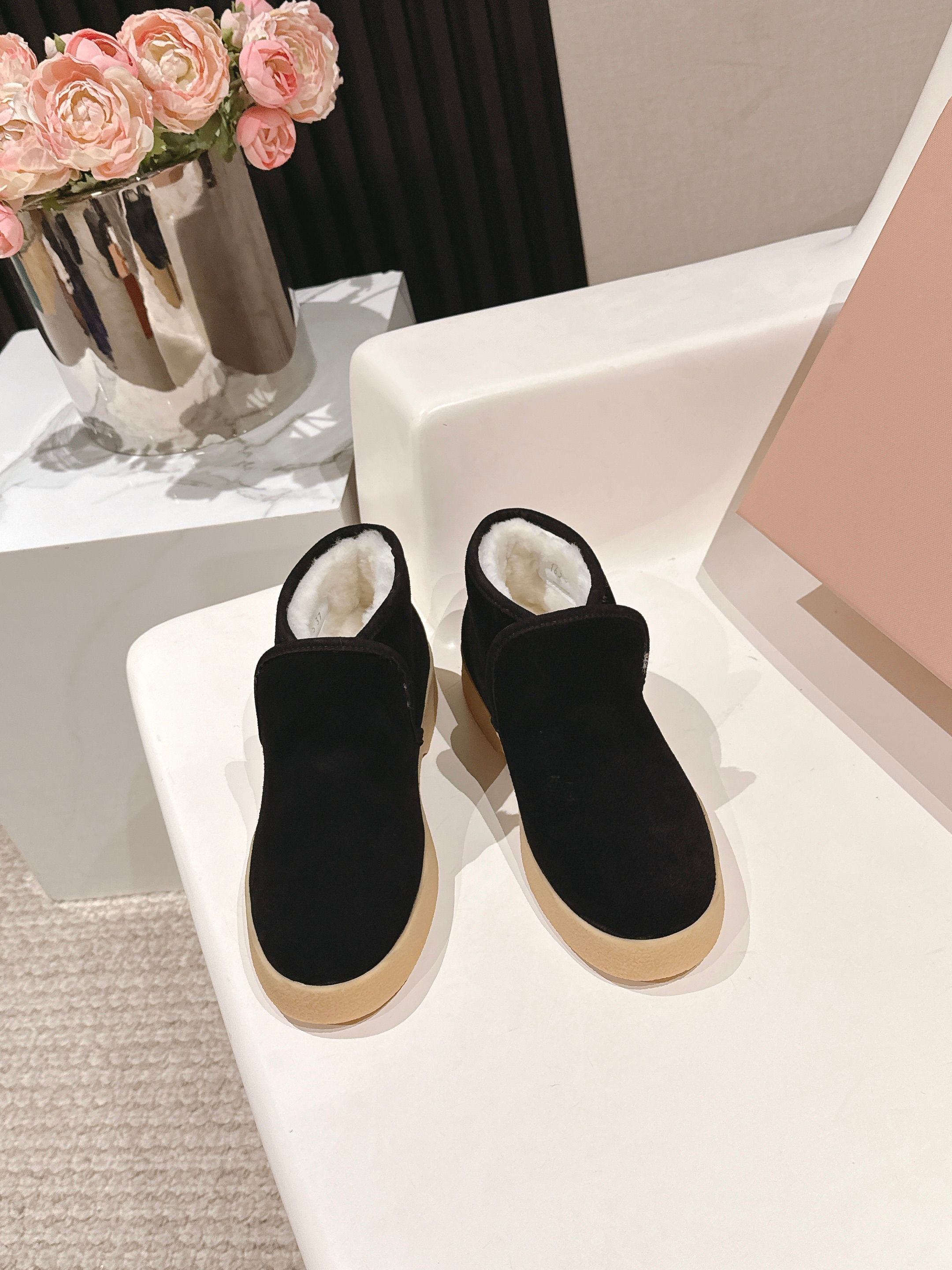 NO:594593,MiuMiu Miu Miu's latest catwalk style retro furry shoes, slip-on short boots, the most photographed item in the official show. Many celebrity fashion bloggers are cultivating. Miu style is still as popular as ever. Fashionable and versatile, it can be salty or sweet. It is super age-reducing whether worn barefoot or with socks. Super invincible and versatile. The upper is imported retro calfskin. The lining is real wool. Super warm. The sole is original rubber outsole Size 35-40 (40)  Custom-made (non-refundable), snow boots, miumiu, boots, cowhide, socks19860909MiuMiu缪缪最新走秀款复古毛毛鞋 一脚蹬短靴 官方秀场出镜率最高的单品 超多明星时尚博主种草 miu系穿搭还是一如既往的火 时髦百搭即可咸又可甜 无论光脚穿还是搭配袜子穿都超级减龄 超级无敌百搭 鞋面进口复古小牛皮 内里真羊毛 超级暖和 鞋底原版橡胶大底Size35-40（40 订做不退换）,雪地靴,miumiu,boots,cowhide,socks,Women's Shoes