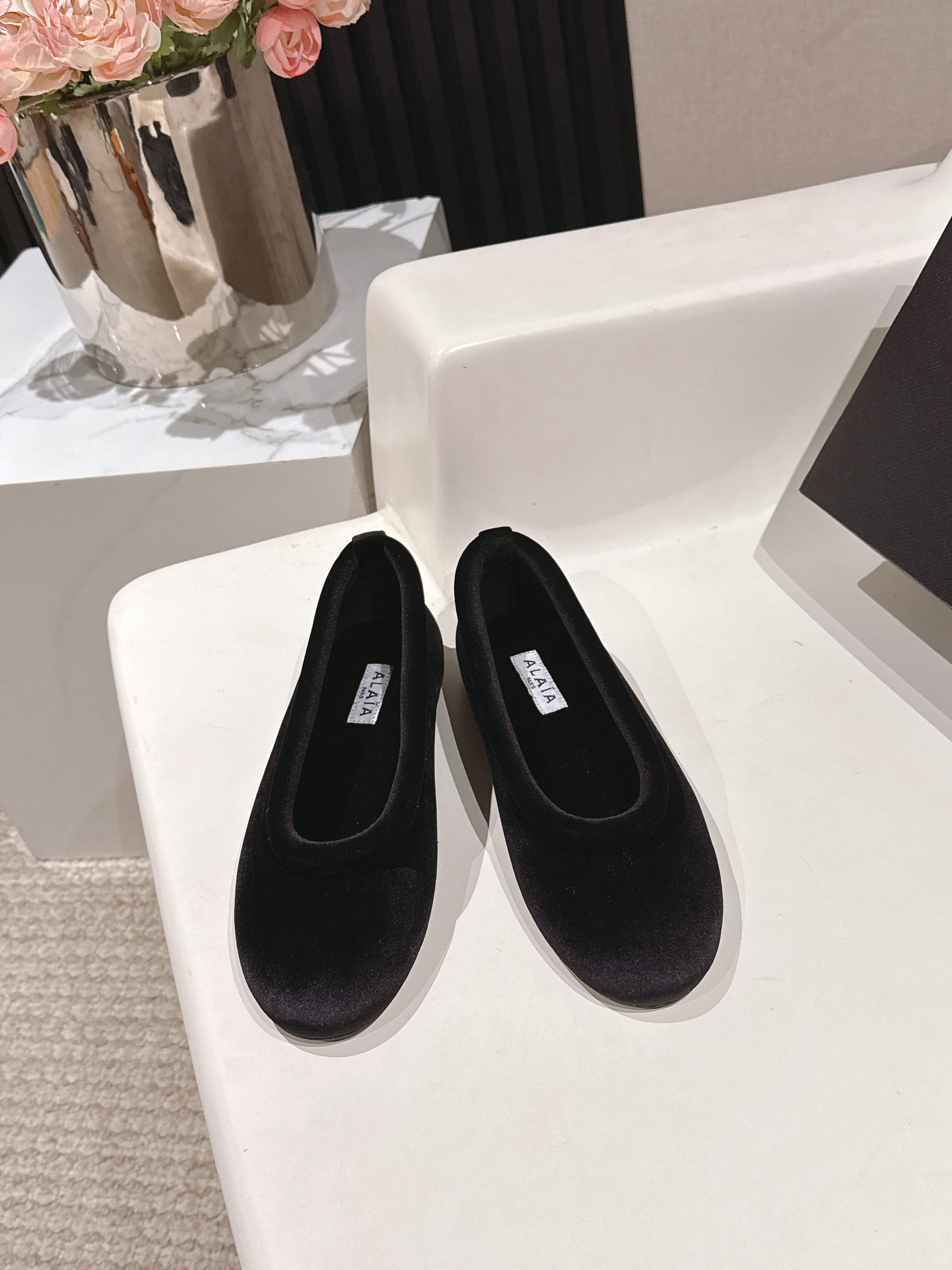 NO:594591,Top quality ALAiA｜The first pair of beautiful shoes to ring in autumn and winter. They are so warm, don’t be too cute. They feel so comfortable on your feet. New equipment for the season, new ballet shoes. I can’t wait to take them home. #Alaia ALAiA #ALAiA #alaia size 35-41, furry shoes, alaia19860909顶级品质 ALAiA｜敲响秋冬的第一双美鞋 暖呼呼的别太可爱了吧 脚感太舒服啦 换季新装备,新款芭蕾舞鞋 啊迫不及待要把它接回家啦 #Alaia 阿莱亚 #ALAiA #alaia size 35-41,毛毛鞋,alaia,Women's Shoes