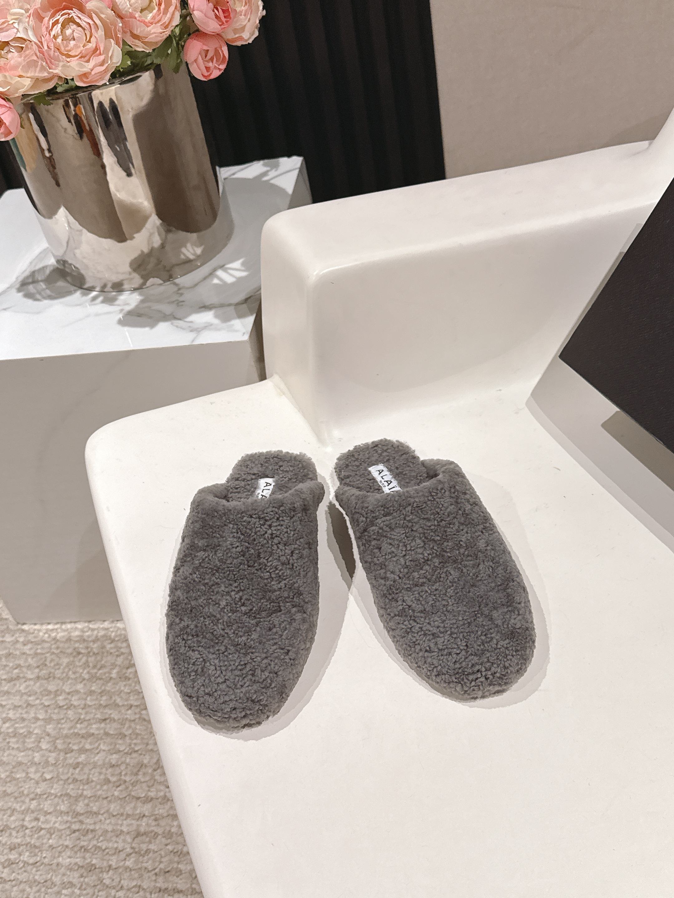 NO:594588,Top quality alaia fw25 new arrival～Alaia 25 autumn and winter new lamb wool Mary Jane, soft and comfortable, the most important thing is so beautiful, a must-have item, size 35-41, half-mover fur shoes, alaia, mary jane19860909顶级品质 alaia fw25 new arrival～ 啊来雅25秋冬 羔羊毛玛丽珍新品 柔软舒适,关键还这么好看 必入单品哦 size 35-41,半拖毛毛鞋,alaia,mary jane,Women's Shoes