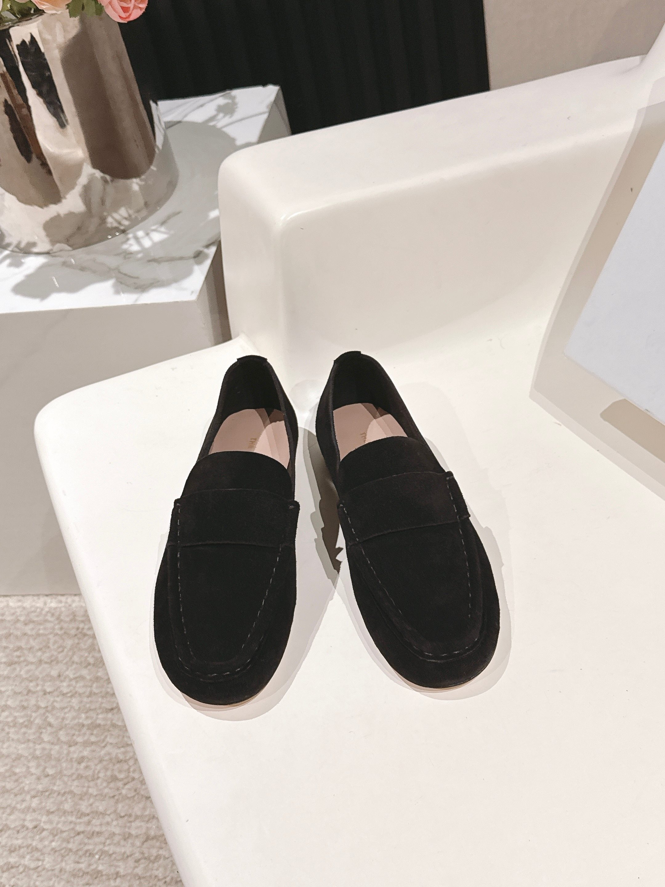 NO:594586,The row fw25 new arrival～ tr 25 new suede loafers for autumn and winter. Made of high mercerized cow suede material, with fine texture and soft feel, the feet feel comfortable and there is no running-in period!  Although the material is soft, the shape of the shoe is very simple and simple to the extreme, and it feels full of relaxation!  The upper is made of custom-made single-layer suede calfskin, and the cowhide sole is imported from Italy!  size 35-42 price,loafers,cowhide,chamois leather19860909The row fw25 new arrival～ tr 25秋冬麂皮乐福鞋新品 高丝光牛反绒材质,质地细腻手感软糯,脚感舒适没有磨合期！ 料子虽软,鞋子形体很好简约到极致,松弛感拉满！ 鞋面定制单层反绒小牛皮,意大利进口牛皮底底！ size 35-42 价格,乐福鞋,loafers,cowhide,chamois leather,Women's Shoes