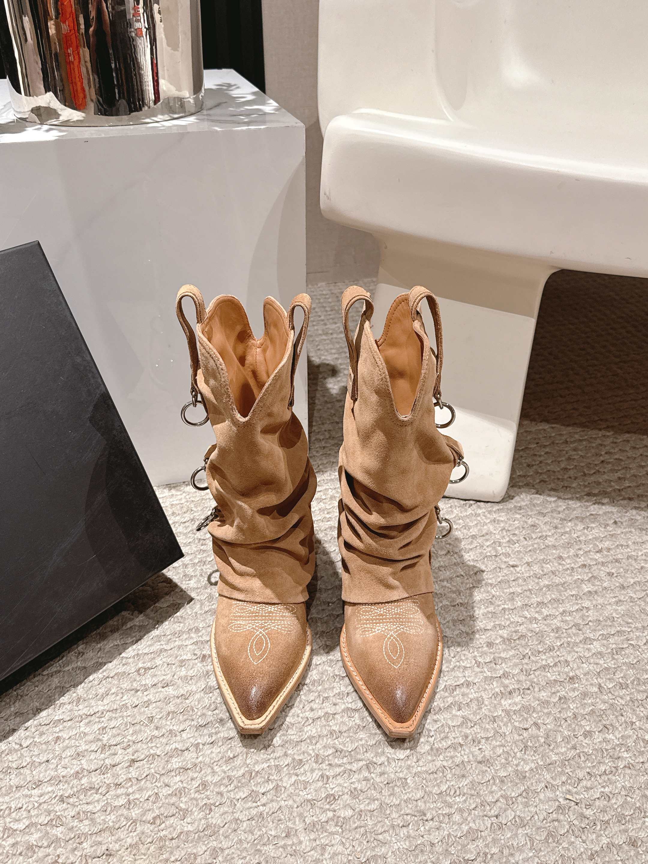 NO:615777,R13 fashion brand's latest autumn and winter style, European and American style thick-heeled boots with lazy buckles, Western cowboy boots, many celebrity Internet celebrities, many ways to wear them, the straps can be adjusted at will, long or short, loose, pleated boots have a casual sense of relaxation, metal buckles add coolness, very fashionable and wild, give off an uninhibited aura with one kick, you will be chased and asked when walking on the road, the upper is made of imported cow suede  Inner foot pads are imported sheepskin. Heel height: 4.5cm. Thickened genuine leather outsole imported from Italy. Size: 35-41 (custom-made 40 and 41 are non-refundable), boots, boots, sheepskin, Leather soles.19860909R13潮牌秋冬最新款 慵懒风扣带欧美风粗跟靴 西部牛仔靴 超多明星网红种草 多种穿法 带子可随意调节 可长可短 可松弛 褶皱靴身自带随性松弛感 金属扣带又添酷飒劲儿 时髦得很野生 一脚蹬出不羁气场 走在路上就是会被追着问的存在 鞋面采用进口牛反绒 内里垫脚进口羊皮 跟高:4.5cm意大利进口加厚真皮大底 Size:35-41（40 41定做不退换）,靴子,boots,sheepskin,Leather soles,Women's Shoes