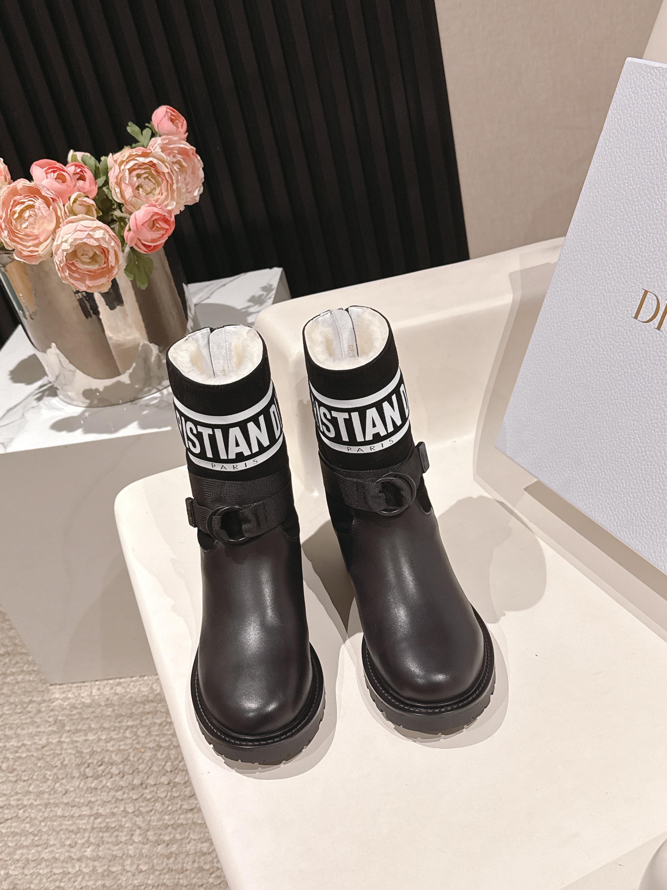 NO:615771,Dior Dior's latest knight boots for autumn and winter. Wool boots with many celebrity Internet celebrities. Fashion and trend at the same time. Simple design. Details are full of brand elements. The feet feel super comfortable. A cool and handsome boot that not only looks great but also has brand recognition. The three-dimensional sense of the embroidery is also super A. Fabric + imported first-layer calfskin + wool lining. Rubber non-slip wear-resistant sole. Original full package. Code number 35-41, boots, dior, dior, boots, cowhide19860909Dior迪奥秋冬最新款骑士靴 毛靴超多明星网红种草 时尚与潮流同时拥有 简约的设计 细节充满品牌元素 脚感超级舒适 可酷可帅的一款靴子不仅颜值爆棚有品牌辨识度 刺绣的立体感也是超A哒 面料+进口头层小牛皮+毛羊里 橡胶防滑耐磨底 原版全套包装 码数35-41,靴子,dior,dior,boots,cowhide,Women's Shoes