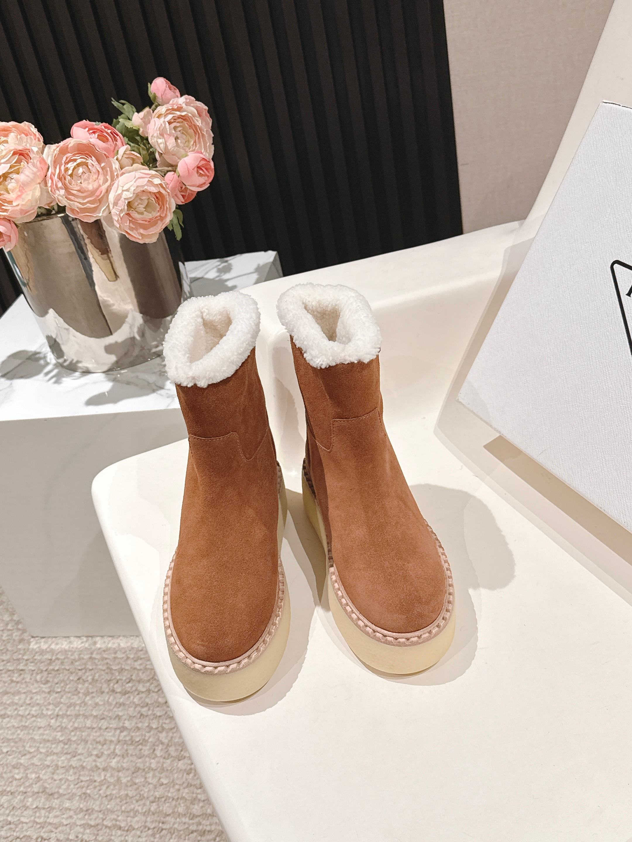 NO:667827,PRADA Triangular logo wool shoes, thick-soled boots, snow boots, half slippers!  High-grade cowhide and real lamb hair, genuine leather welt, two-color TPU outsole, the material details can be compared with the original version, and the ordinary version on the market can be distinguished!  Nubuck leather upper, wool lining, Size 35-39 (40/41 customized, non-returnable), furry shoes and slippers, prada, prada, boots, slippers19860909PRADA 普拉达 三角标羊毛鞋,厚底靴 雪地靴 半拖鞋系！高级牛绒真羊羔毛 真皮沿条 双色TPU大底 材质细节可对比原版,市面普通版本区分！ 鞋面对版磨砂皮 内里羊毛 Size35-39（40/41定做不退换）,毛毛鞋拖鞋,prada,prada,boots,slippers,Women's Shoes