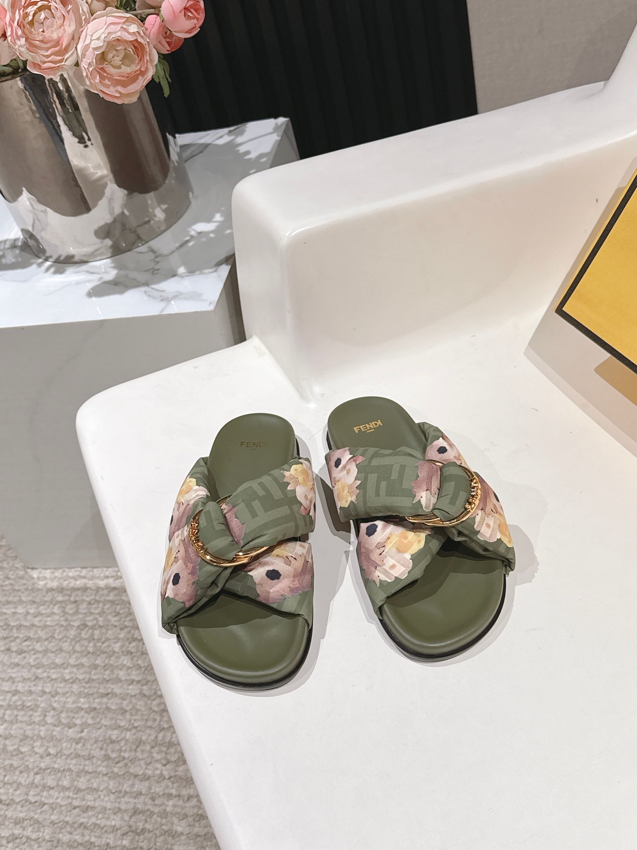 NO:667853,FENDI's latest popular flat slippers, with knotted laces, gold-finished metal parts, FF velvet fabric material, fabric-covered insole, with sheepskin feet of the same color, 35-41, slippers, fendi, slippers, sheepskin19860909FENDI最新爆款平底拖鞋,配以打结系带,金色饰面金属件,FF丝绒布料材质,面料全包鞋垫,配同色羊皮垫脚,35-41,拖鞋,fendi,slippers,sheepskin,Women's Shoes
