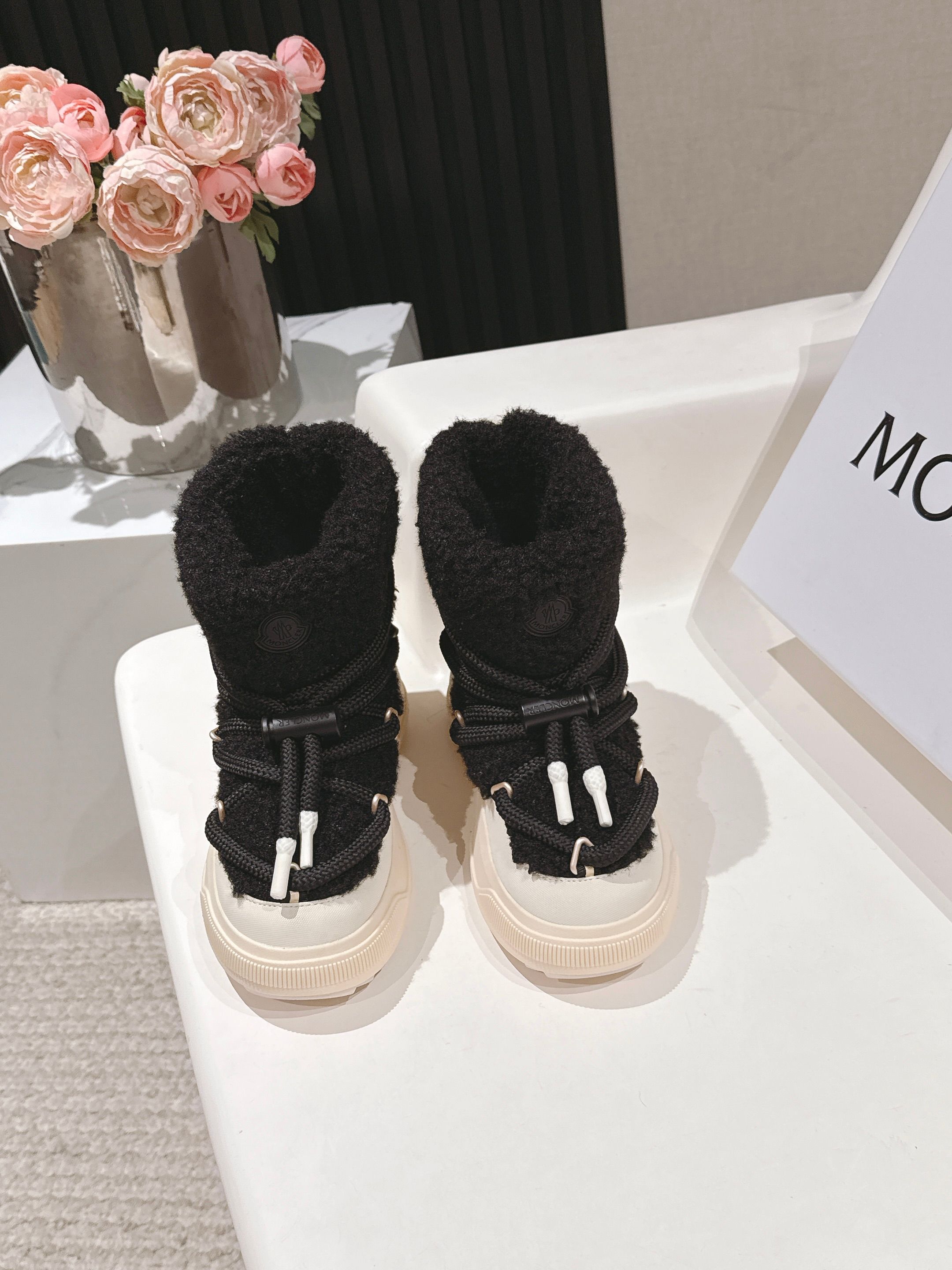 NO:667848,Moncler 2025 autumn and winter latest snow boots Waterproof coated ski fabric with wool velvet lining Wear-resistant diamond pattern upper TPU combination anti-slip bottom Original molded hardware buckle code number 35-41 Price, snow boots, Moncler, boots19860909Moncler蒙口2025秋冬最新款雪地靴 防水涂层滑雪布含羊毛绒布内里 耐磨钻石纹鞋帮 TPU组合防滑底原版开模五金扣码数35-41 价格,雪地靴,Moncler,boots,Women's Shoes