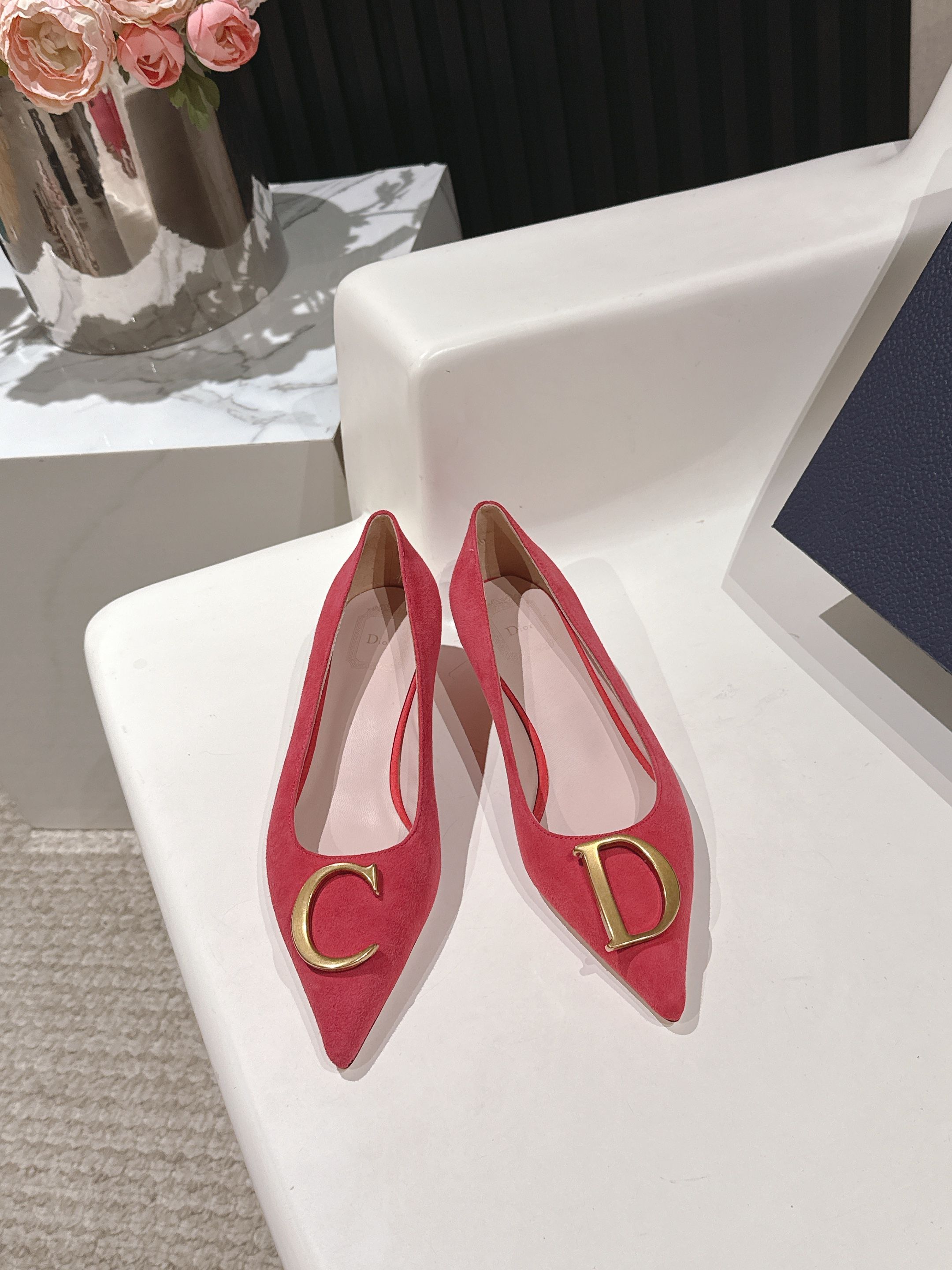 NO:667839,Dior/Dior 25WF new CD metal buckle pointed toe high heels. The fabric is made of original customized sheepskin. The inner tiptoes are all sheepskin. Italian imported leather outsole size35-39 (34 40/41 customized) price, high-heeled shoes, dior, dior, high heels, sheepskin, Leather soles19860909Dior/迪奥25WF新品CD金属扣尖头 高跟鞋 面料采用原版定制羊皮 内里踮脚均为羊皮 意大利进口真皮大底 size35-39（34 40/41定制）价格,高跟鞋单鞋,dior,dior,high heels,sheepskin,Leather soles,Women's Shoes