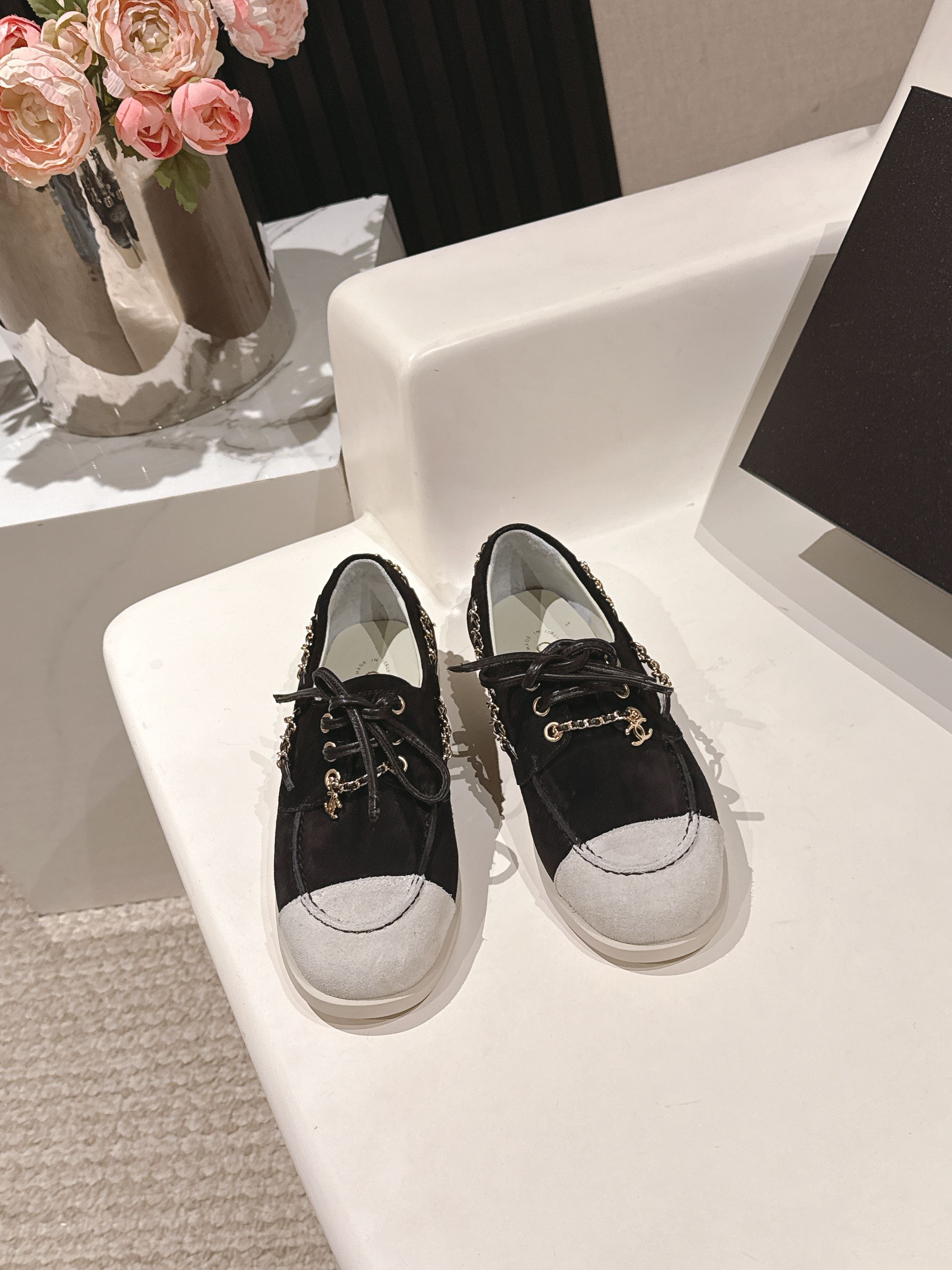 NO:667832,Chanel Chanel 26C early spring latest color-blocked suede loafers are planted by many celebrity fashion bloggers. The soles are super soft and extremely comfortable. The feet do not hurt after walking thousands of steps. Xiaoxiang's pair of flat casual shoes can be said to be the most designed shoes in the past few years. The clever choice of leather and chain is unique and chic. I fell in love with the suede color-blocking. It is versatile for daily use. The most important thing is that it uses soft soles, which are super comfortable and easy to wear.  As long as you try it on your feet, you will be surprised. It is a rare shoe that combines comfort, style, and versatility so well. The upper is high-mercerized cowhide, mixed sheepskin lining, and the original molded wear-resistant raw rubber outsole Size 35-41 (40 41 customization is non-refundable). Single shoes, chanel, chanel, loafers, cowhide, sheepskin, chamois leather19860909Chanel 香奈儿26C早春最新款拼色麂皮 乐福鞋 超多明星时尚博主种草 鞋底超软 无比舒适的豆豆鞋 日行万步脚不疼 小香这双平底休闲鞋 可以说是这几年最具设计感的鞋子了 巧妙选用皮穿链条个性别致 一眼就爱上 麂皮拼色 日常又百搭 最最主要是选用了柔软的鞋底 超级舒服好穿 只要上脚试穿都会很惊喜 是难得将舒适 洋气 百搭融合得这么好的一款鞋鞋面高丝光牛皮 混种羊皮里 原版开模耐磨生胶大底Size35-41(40 41定制不退换),单鞋,chanel,chanel,loafers,cowhide,sheepskin,chamois leather,Women's Shoes