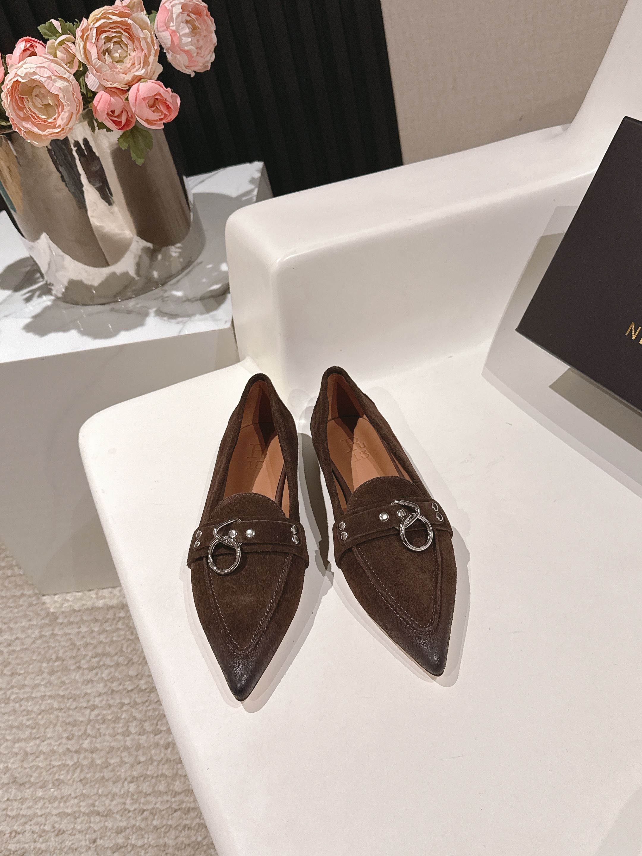 NO:667830,High quality!  Niche trendy brand R13 25 spring and summer catwalk style simple retro hardware buckle pointed toe flat shoes and small leather shoes!  Here comes a pair of shoes that can be worn all year round. A pair of divine all-season shoes. Simple retro design. The key is to be 100% comfortable for everyday shopping. They will never become a wardrobe decoration. A must-have for cool girls. Super slim legs. Perfect for matching. Fashionable and versatile. The upper material is imported calfskin/distressed cow suede. The lining is water-dyed cowhide. The Italian imported genuine leather outsole. Size: 35-42 (40)  41 42 Non-refundable) Comes with original packaging, single shoes, cowhide, Leather soles19860909高品质！小众潮牌R13 25春夏走秀款 简易复古五金扣饰尖头平跟单鞋小皮鞋！ 一年四季可都以穿的单鞋了来,一双神封的四季鞋 约简复古设计 关键舒是百适分逛街常日可都,不绝会成鞋为柜里的设摆, 酷女孩必备 超腿显细 配搭无毫鸭梨 髦时又搭百ins  鞋面材质进为口小牛皮/做旧牛反绒 内里垫脚水染牛皮 意大利进口真皮大底 码数:35-42（40 41 42 定不退换） 配原版包装,单鞋,cowhide,Leather soles,Women's Shoes