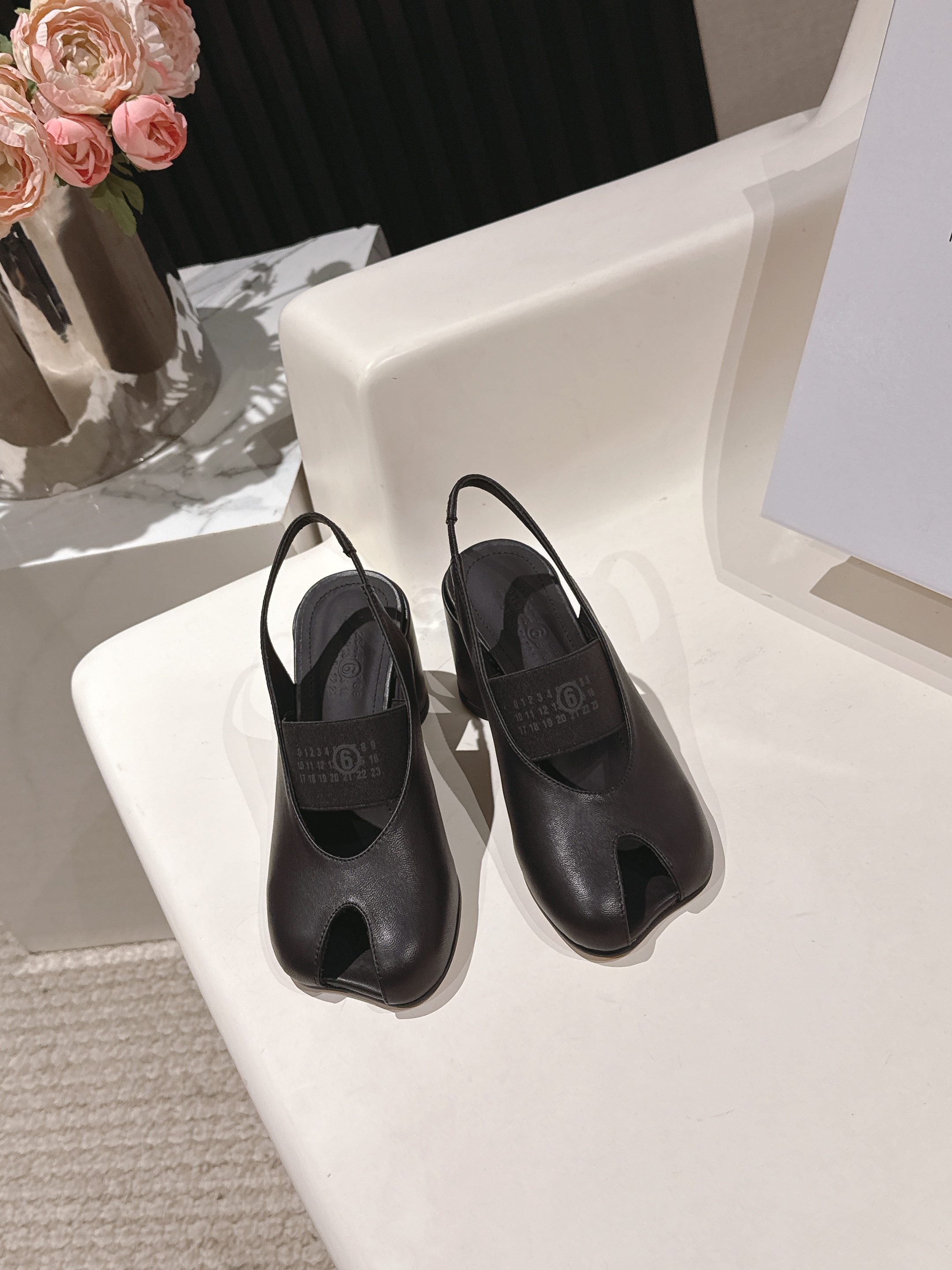 NO:667826,2025 Maison Margie* Margie split toe thick heel flat sole retro Mary Jane doll head apple toe ballet finger fish mouth single shoes A great version, very difficult to make!  Margiela split-toe shoes have been pushed into the limelight again, and Xiaohongshu’s posts have exploded one after another!  A must-have for sexy and cool girls. Fried chicken looks good on your feet. You can feel free to wear it and you will be the most unique existence among that group. The fabric is imported sheepskin. The lining is cowhide. Outsole. Genuine leather sole imported from Italy. Code number: 35-39/40.41. Customized and non-refundable. Price:, sandals, masion margiela, sandals, mary jane, cowhide, sheepskin.198609092025Maison Margie*马吉拉分趾粗跟平底复古玛丽珍娃娃头苹果头芭蕾舞指鱼嘴单鞋棒了的版本 非常不好做！马吉拉分趾鞋又被推到风口啦 小红书发一个爆一个！性感酷辣女孩必备 上脚炒鸡好看 大家放心冲穿上它你就是那个人群中最独特的存在 面料进口羊皮 内里垫脚牛皮 大底 意大利进口真皮底 码数:35-39/40.41定制不退不换 价格:,凉鞋,masion margiela,sandals,mary jane,cowhide,sheepskin,Women's Shoes