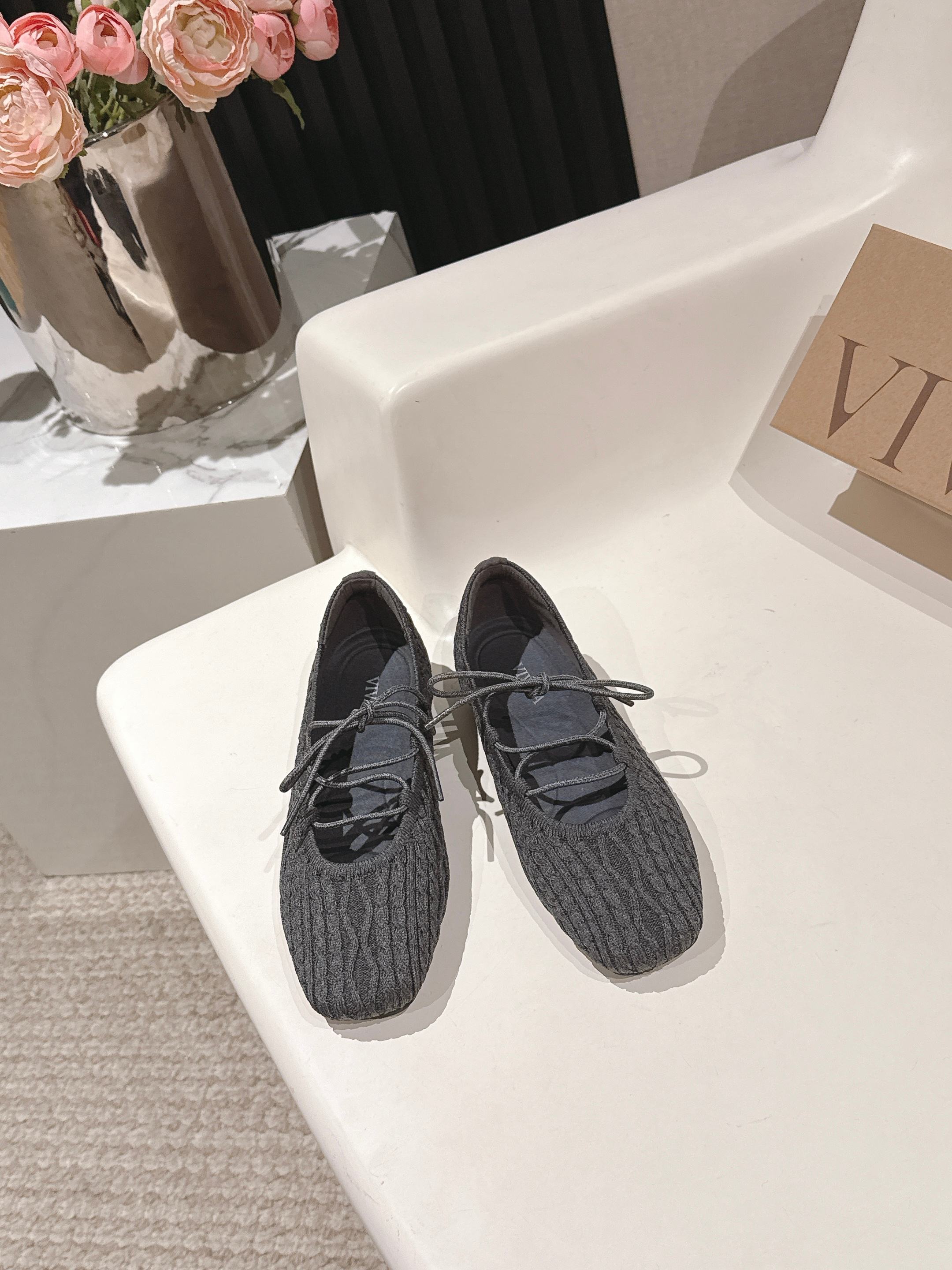 NO:667825,Vivai*25ss knitted style flat shoes Mary Jane shoes are made of knitted fabric. The upper has a twist texture, which is light and elastic. It feels like wearing socks and is breathable. The square toe + lace elements give it a sweet and casual feel. It not only retains the softness of ballet shoes, but also adds a casual feel through the knitted texture.  Flat sole + elastic fabric, highly tolerant to the shape of the foot, very comfortable for daily shopping and commuting, and very light weight. Basic color + bright color, red plaid bow is detachable, can switch between simple / playful style. Non-woven upper, sheepskin lining, rubber outsole, 2cm higher SIZE35-40 (40 size customization is not returnable) Price, single shoes, mary jane, flats, sheepskin, socks19860909Vivai*25ss 针织风平底鞋玛丽珍鞋单鞋 用针织面料,鞋面有麻花纹理,轻便又有弹性,脚感像穿袜子一样贴合,同时兼顾透气度.方头+系带元素,甜中带点休闲感,既保留了芭蕾鞋的柔美,又通过针织纹理增加了随性感. 平底+弹性面料,对脚型包容度高,日常逛街、通勤都很舒适,而且自重很轻.基础色系+亮色,红色款的格纹蝴蝶结是可拆卸的,能切换简约/俏皮两种风格. 鞋面非织面 内里羊皮 大底橡胶大底 增高2cm SIZE35-40码（40码定制不退换） 价格,单鞋,mary jane,flats,sheepskin,socks,Women's Shoes