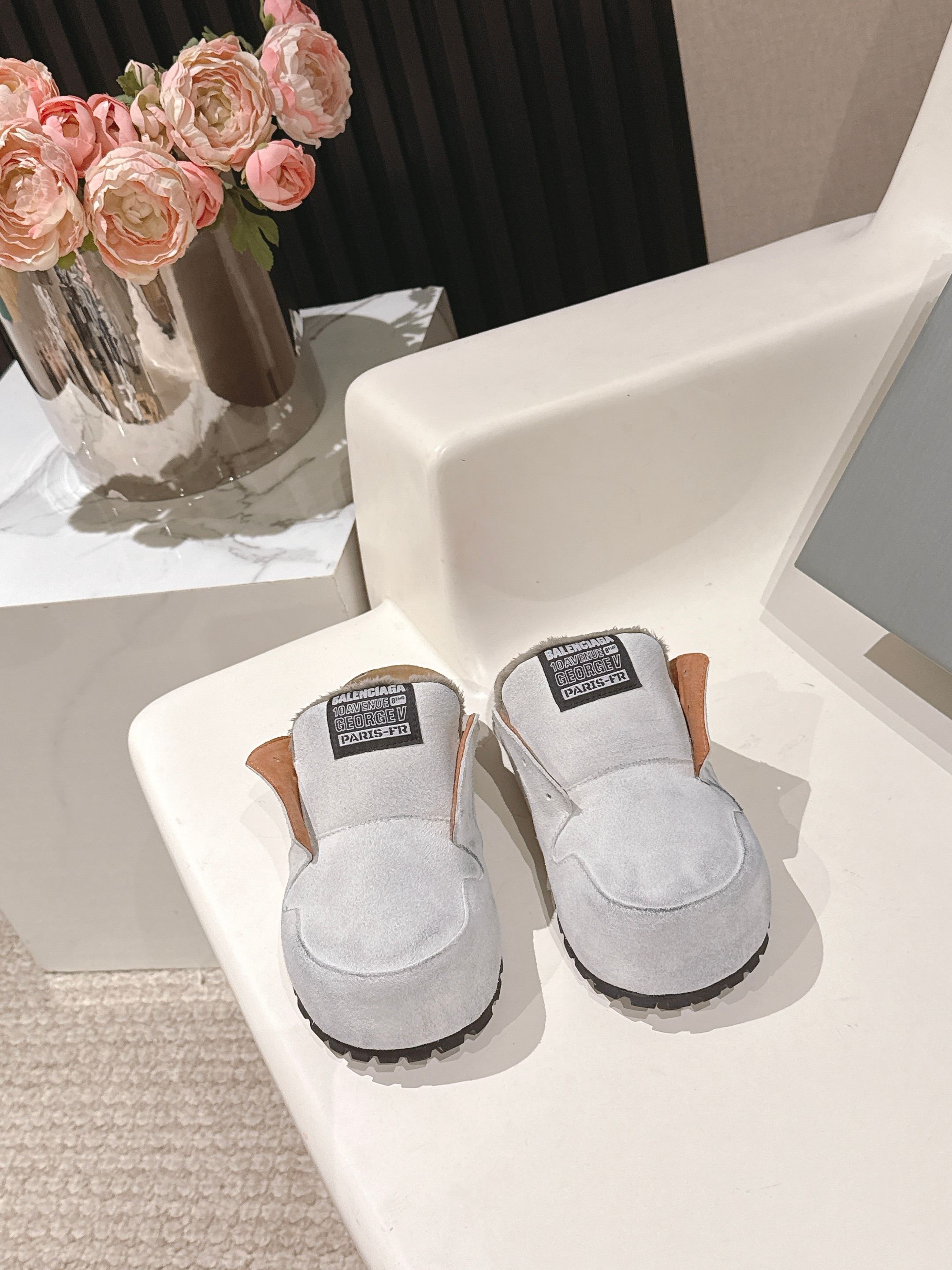 NO:667824,Balenciaga's 2026 spring series non-catwalk model 'Dumbo Mule' Mule shoes are officially unveiled, seizing the trend with its unique design!  This genderless series covers mules and boots, made of distressed suede, with white, black and beige colors suitable for a variety of styles. The round toe + oversized tongue has a retro and relaxed feel, the embroidered label on the tongue hides the brand gene, and the cork insole is superimposed with a comfortable buff, which is full of fashion and practicality. Size 35-40 Price, half drag, balenciaga, boots19860909Balenciaga 2026 春季系列非走秀款「Dumbo Mule」穆勒鞋正式亮相,凭独特设计抢占潮流视野！ 这波无性别系列涵盖穆勒鞋与短靴,用做旧绒面革打造,白、黑、米色适配多元风格.圆形鞋头+超大鞋舌自带复古松弛感,鞋舌刺绣标签暗藏品牌基因,软木鞋垫叠加舒适buff,时髦与实穿性拉满.码数35-40 价格,半拖,balenciaga,boots,Women's Shoes