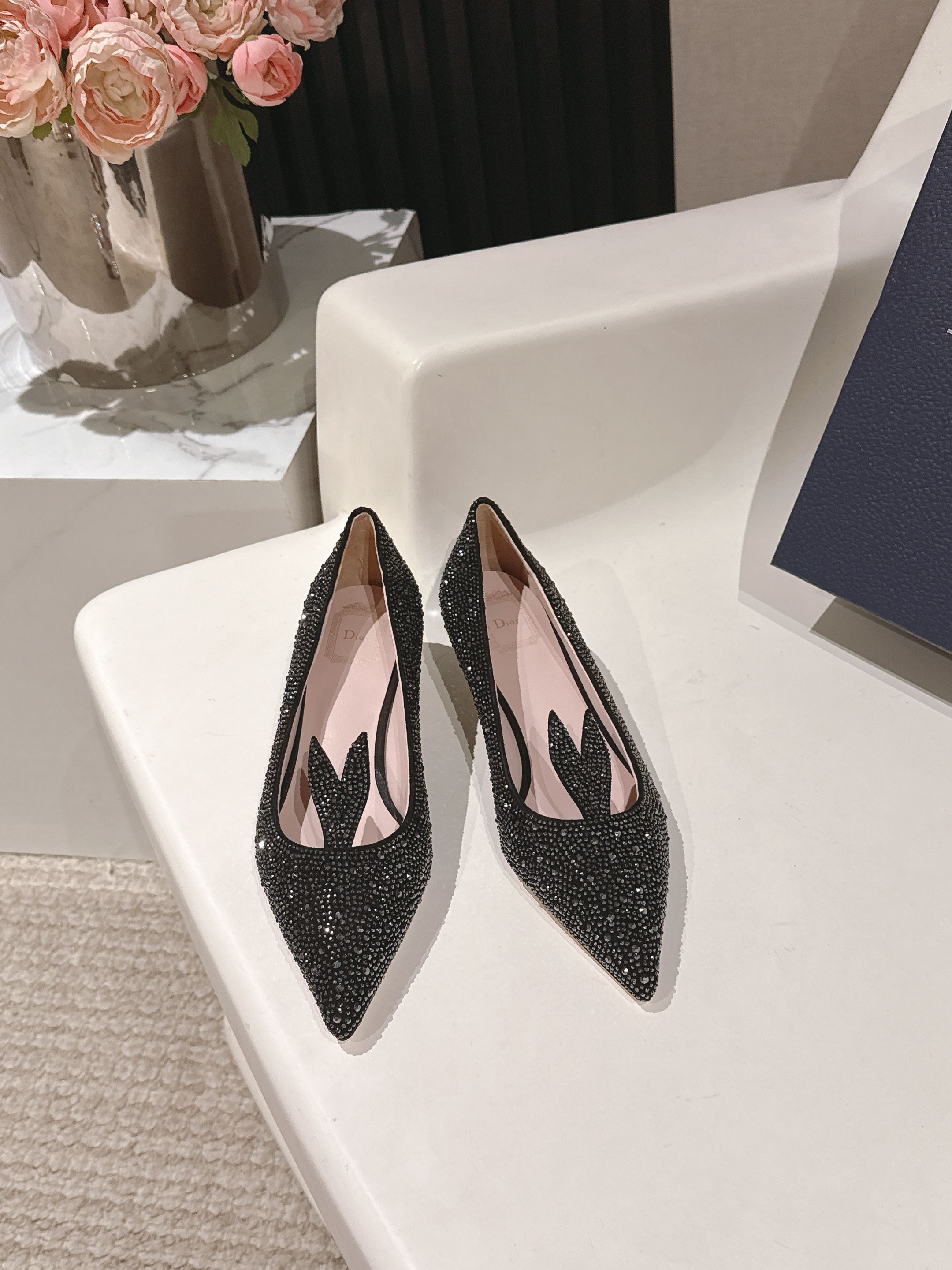 NO:667817,Dior Dior's latest high-heeled fashion shoes for spring and summer 2026. There are many celebrity fashion bloggers. Every girl must have a pair of D's fashion shoes in her shoe cabinet. They are simply beautiful. The design is full of diamonds. They are the center of attention wherever they go. The ultimate body last is super comfortable to wear. You want to own it immediately after just one look. It inspires the charm of women's unremitting products. The upper is imported Australian diamonds, super shiny and mixed sheepskin inside.  Heel height 4.5CM, Italian leather outsole Size 35-42 (41 42 customized, non-returnable), single shoes, dior, dior, dior, sheepskin, Leather soles19860909dior迪奥2026春夏最新款高跟时装鞋  超多明星时尚博主种草 每个女孩鞋柜都必须有一双D家时装鞋 简直是美上天了,满钻外观设计 去哪都是焦点 极致的型体楦型 穿脚超级舒服 光看一眼便想马上拥有 激发女性一往无前的产品魅力 鞋面进口澳钻 超级闪 内里混种羊皮 跟高4.5CM意大利真皮大底Size35-42（41 42定制不退换）,单鞋,dior,dior,dior,sheepskin,Leather soles,Women's Shoes