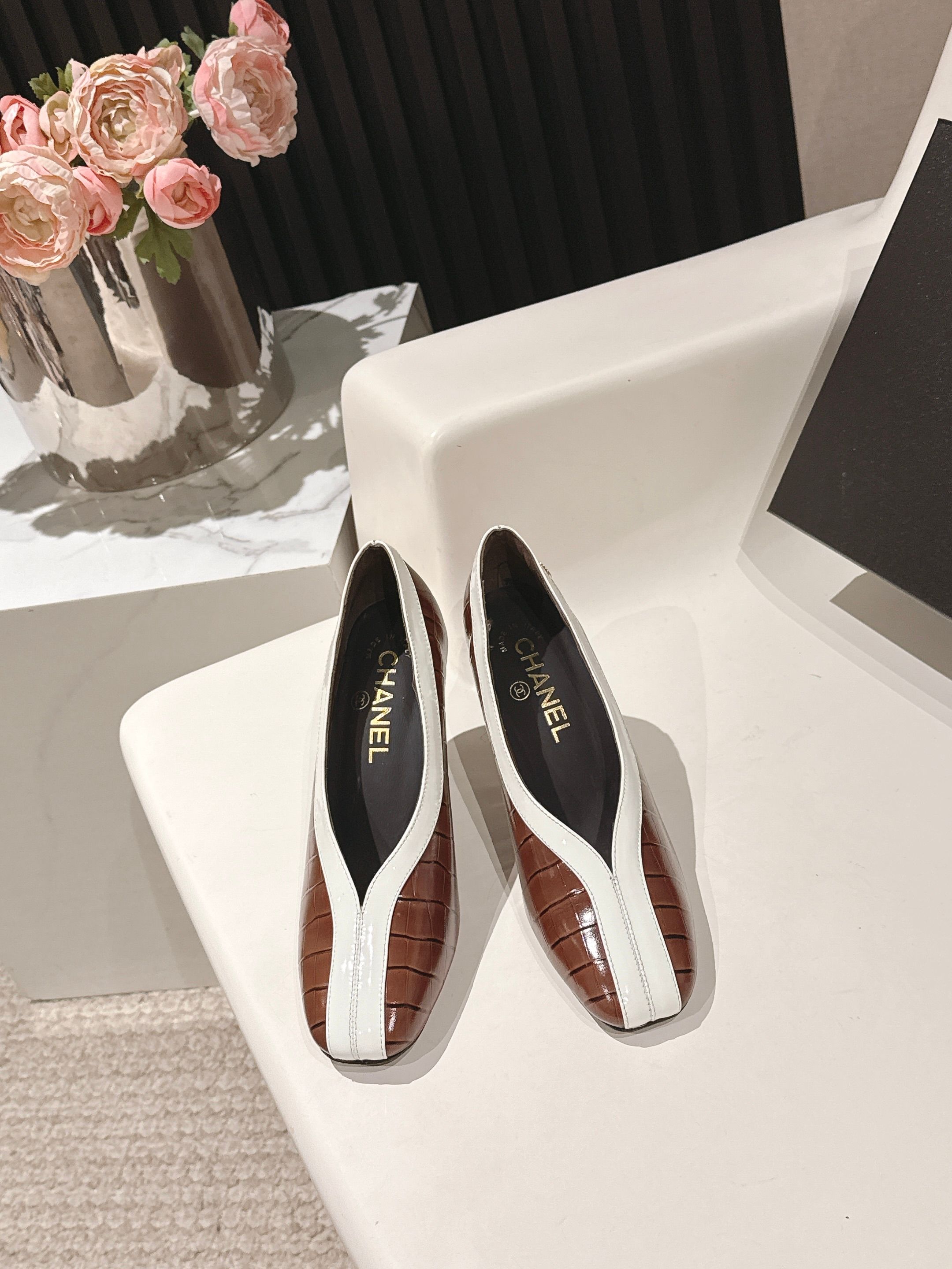 NO:667815,CHANE*｜Xiaoxiang 26C new double C color-blocked stiletto shoes. The rhombus stitching replicates the piping stitch of a high-definition dress. The stitching is even and fine, showing a light and shadow texture under the light. The leather splicing uses seamless lamination technology. The golden ratio of 5cm thick heel and non-slip thick heel. The fabric is made of original custom sheepskin. The inner foot pads are all made of sheepskin. Genuine leather outsole imported from Italy.  size35-39 (customized 40/41), high-heeled shoes, chanel, high heels, sheepskin, gold, Leather soles19860909CHANE*｜小香26C新品双C拼色细跟单鞋 菱格纹的缝线复刻高定礼服的绲边针法 针脚均匀细密,在灯光下呈现光影质感 皮革拼接处采用无缝压合工艺 5厘米粗跟与防滑粗跟的黄金配比 面料采用原版定制羊皮 内里垫脚均为羊皮材质 意大利进口真皮大底 size35-39（40/41定制）,高跟鞋单鞋,chanel,high heels,sheepskin,gold,Leather soles,Women's Shoes