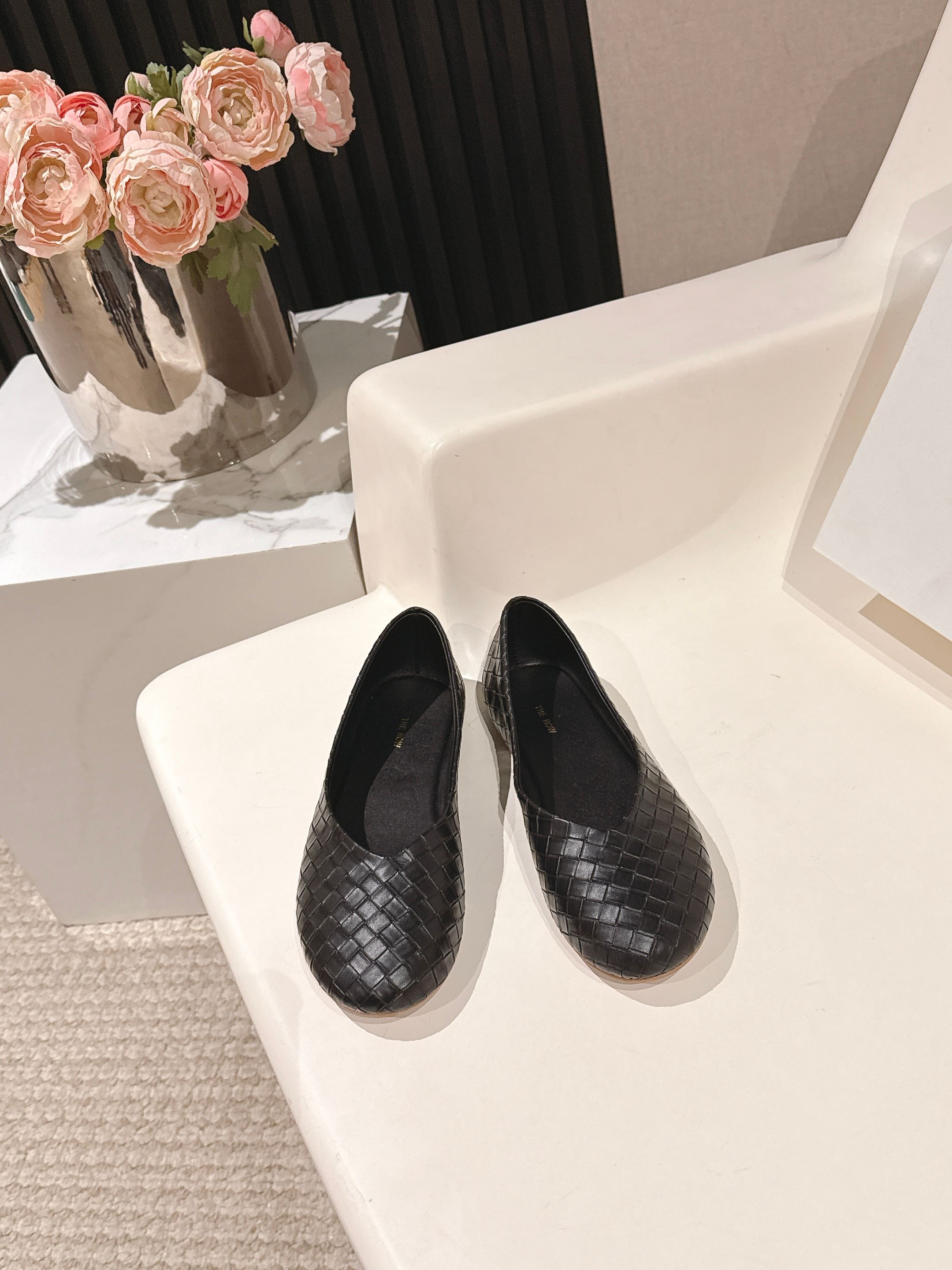 NO:706760,High version The Row 2026ss early spring new popular flat-soled Mary Jane loafers one-slip single shoes retro mule shoes. A very comfortable flat shoe, minimalist design concept, slim version, easy to wear, good looks and practicality. The upper is imported woven embossed leather. The lining is mixed sheepskin. The outsole is original rubber outsole. Size 35-39 (40.41 custom-made, non-refundable and non-exchangeable), single shoes, loafers, mary  jane,flats,sheepskin19860909高版本  The Row 2026ss早春新品爆款平底玛丽珍乐福鞋一脚蹬单鞋复古穆勒鞋 非常舒服的一款平底鞋,极简设计理念,版型显瘦好穿颜值与实用性并存 鞋面进口编织压纹皮 内里混种羊皮 大底原版橡胶大底 码数35-39（40.41定做不退不换）,单鞋,loafers,mary jane,flats,sheepskin,Women's Shoes