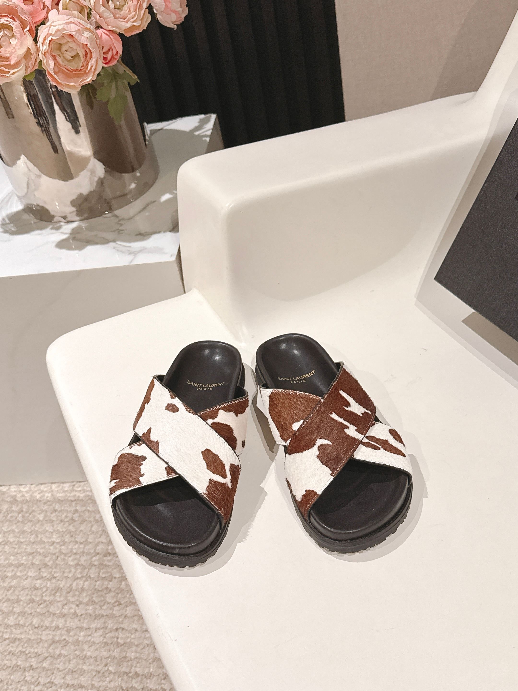 NO:706758,YSL2026 new Yves Saint Laurent flat slippers have a rock and roll aesthetic style. The simple shoe shape is paired with bold animal prints and luxurious materials to create the brand's unique signature style. The upper is made of luxurious horse hair material, and the horse hair print on the cross straps adds a strong visual impact and elegance to the feet. High-custom horse hair upper, high-custom sheepskin lining, original open-molded foam sole  Size35-41 (40 and 41 are customized and cannot be returned or exchanged), slippers, saint laurent, saint laurent, slippers, sheepskin19860909YSL2026新款圣罗兰平底拖鞋摇滚与华丽的美学风格.简约的鞋型搭配大胆的动物纹印花和奢华的材质,打造出品牌独树一帜的标志性风格,鞋面采用奢华的马毛材质,交叉绑带上的马毛印花为双脚增添了强大的视觉冲击力和优雅气质. 鞋面高定特制马毛 内里高定羊皮 大底原版开模发泡底 Size35-41（40、41定做不退换）,拖鞋,saint laurent,saint laurent,slippers,sheepskin,Women's Shoes