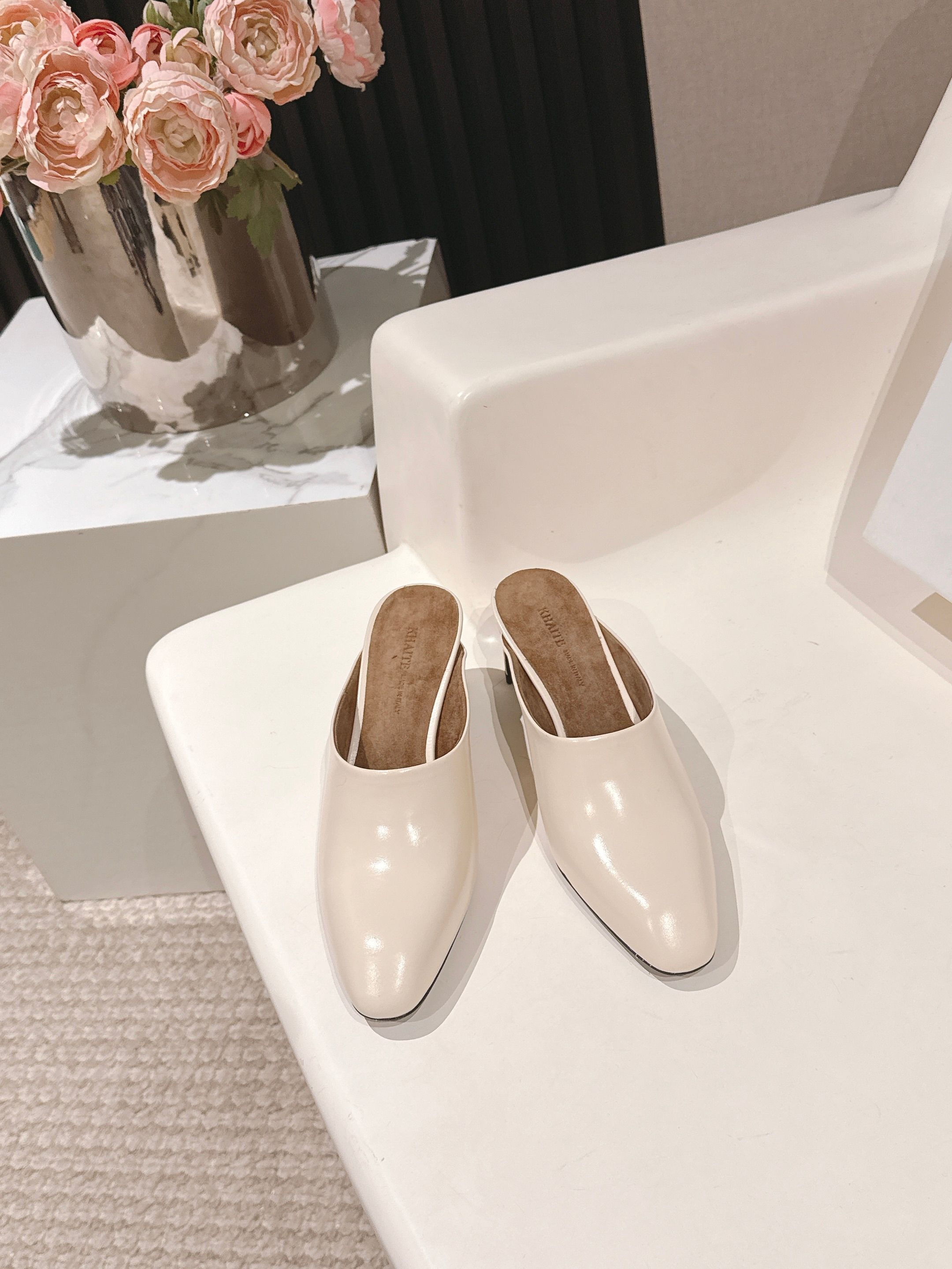 NO:706762,Out of the niche trendy brand Khatie 26SS new spring and summer retro thick-heeled mules and slippers. It adopts a toe-toe mules shape and a half-mug design without a heel, which is easy to put on and take off. The low-heeled structure takes into account both fashion and comfort. The upper is made of imported cowhide, and the lining and insole are made of sheepskin, which is soft and skin-friendly;  It adopts a minimalist and high-end style without complicated decorations. The colors are classic black, off-white, and burgundy. It is highly versatile and can be adapted to various wearing scenarios such as leisure and commuting. Upper cowhide leather lining Yangjing outsole Genuine leather outsole Heel height 5.5cm Size 35-40 (customized sizes 40 are non-returnable), semi-trailers, slippers, cowhide, sheepskin, sheep, Leather soles19860909出 小众潮牌 Khatie 26SS 春夏新款 复古粗跟穆勒鞋拖鞋单鞋 采用包头穆勒拖造型,无后跟的半拖设计,穿脱便捷；低跟结构,兼顾时尚与舒适度.鞋面为进口牛皮,内里和鞋垫用羊皮,触感柔软亲肤； 走极简高级风,无复杂装饰,配色为经典的黑色、米白色、酒红色,百搭性强,可适配休闲、通勤等多种穿搭场景. 鞋面牛皮 内里羊京 大底真皮大底 跟高5.5cm size35-40码（40码定制不退换）,半拖,slippers,cowhide,sheepskin,sheep,Leather soles,Women's Shoes