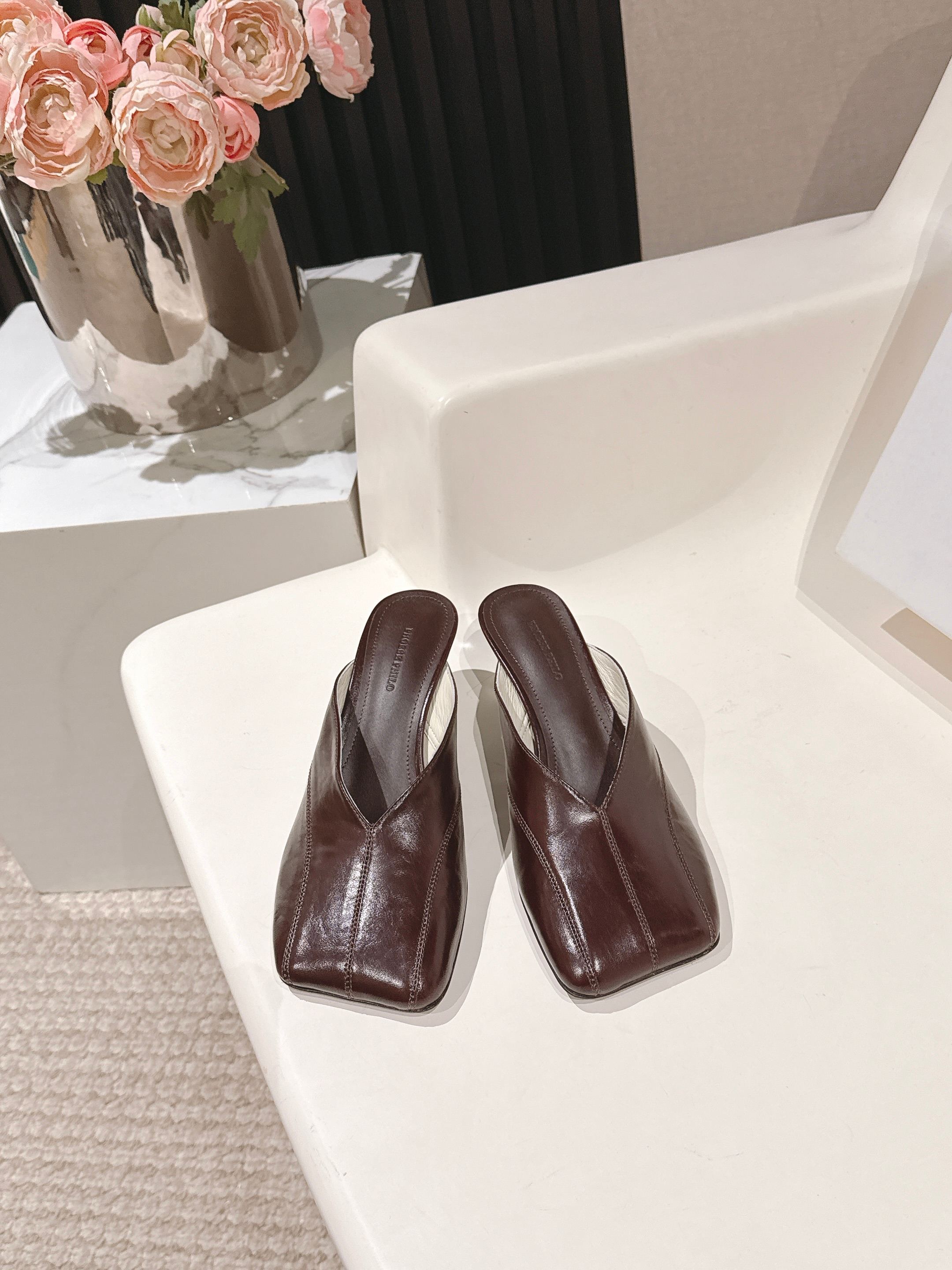 NO:748472,Phoebe Philo high-heeled mules and half-slipper shoes adopt the ultimate square toe mules shape, the toe line is tough and highly recognizable; the upper has a spliced seam design, with a mid-low heel wedge structure, which has both styling and wearing stability; the heelless half-mules design is easy to put on and take off. Continuation of Phoebe Philo  Iconic minimalist avant-garde style, abandoning superfluous decoration, and only using lines and materials to create texture; the color is classic black, burgundy, high-end and highly recognizable, suitable for niche avant-garde, minimalist commuting and other dressing styles. Upper cowhide leather lining sheepskin outsole genuine leather outsole Heel height 5cm size 35-40 (40 size customization is non-returnable), half drag, slippers, cowhide, sheepskin, Leather soles19860909出 Phoebe Philo 高跟穆勒鞋半拖鞋单鞋 采用极致方头的包头穆勒拖造型,鞋头线条硬朗且极具辨识度；鞋面有拼接缝线设计,搭配中低跟的坡跟结构,兼具造型感与穿着稳定性；无后跟的半拖设计,穿脱便捷. 延续Phoebe Philo 标志性的极简先锋风,摒弃多余装饰,仅通过线条和材质塑造质感；配色为经典的黑色、酒红色,高级且极具辨识度,适配小众先锋、极简通勤等穿搭风格. 鞋面牛皮 内里羊皮 大底真皮大底 跟高5cm size35-40码（40码定制不退换）,半拖,slippers,cowhide,sheepskin,Leather soles,Women's Shoes