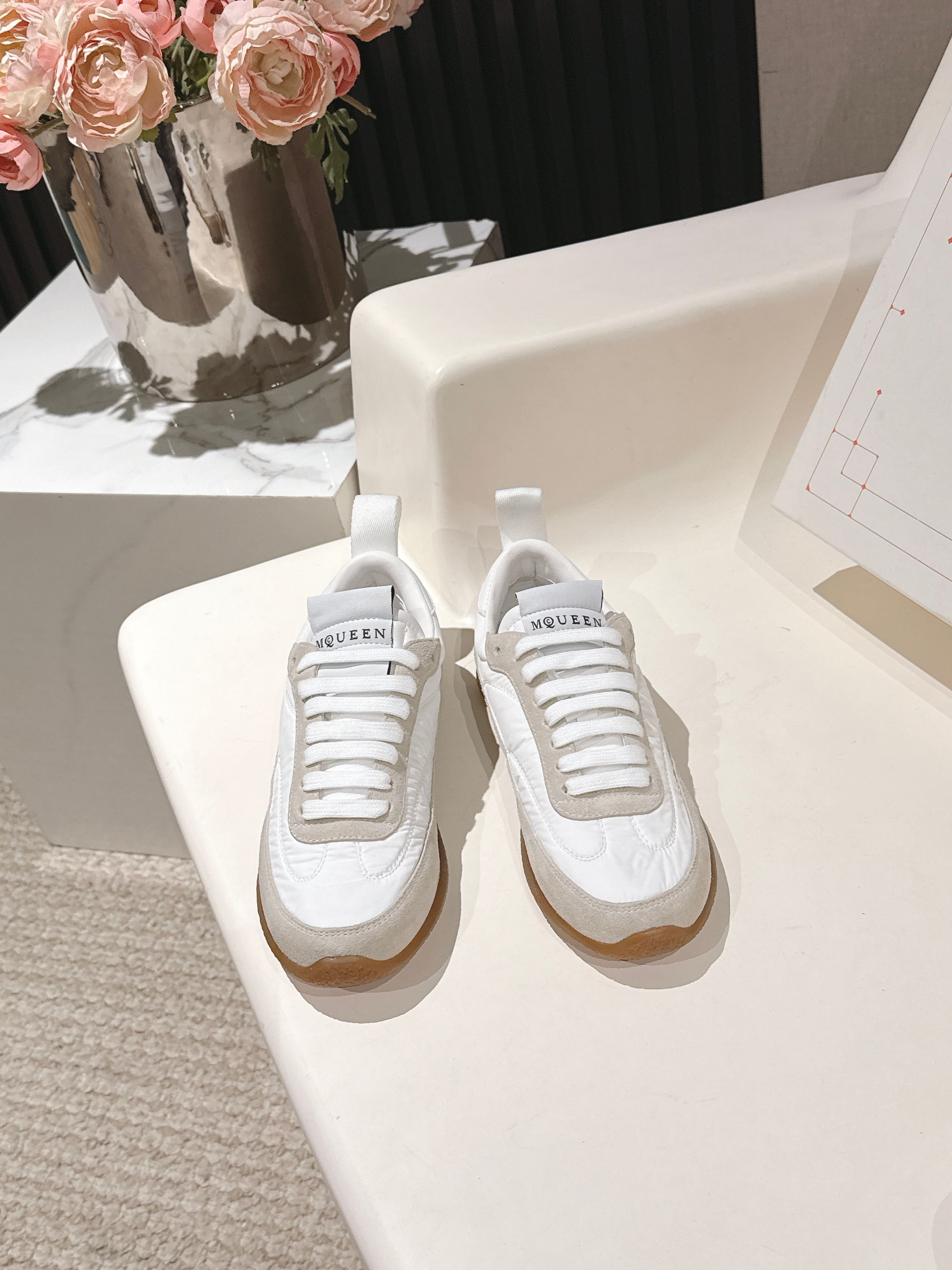 NO:706755,Men's 10 McQueen McQueen's latest spring and summer couple models, moral training shoes, casual shoes, the most popular moral training shoes at the moment. Inspired by the classic retro college style, it is a new interpretation of the classic, lightweight, comfortable and breathable, a must-have item for all seasons. Whether it is paired with jeans or a skirt, there is no pressure to switch styles! Speaking of comfort, these shoes are also very good! The suede material makes the feet feel softer, suitable for long-term wear, and you will not feel tired even when shopping. This detail really touched me!  Material: High silk cow suede patchwork, mixed sheepskin lining, original molded rubber outsole, Size female 35-40, male 39-44, casual shoes/sports shoes, alexander mcqueen, sneakers, skirts, jeans, sheepskin, chamois leather19860909男装10 McQueen麦昆春夏最新情侣款 德训鞋 休闲鞋 当下最火爆的一款的德训鞋 灵感来自经典复古学院风,全新演绎经典,轻便、舒适、透气的四季必备单品 无论是搭配牛仔裤还是裙子,风格切换毫无压力!说到舒适感,这双鞋也是相当出色!麂皮材质让脚感更柔软,适合长时间穿着,即便是逛街也不会觉得累.这个细节真是打动了我！材质高丝光牛反绒拼布 内里混种羊皮 原版开模橡胶大底 Size女35-40男39-44,休闲鞋/运动鞋,alexander mcqueen,sneakers,skirts,jeans,sheepskin,chamois leather,Women's Shoes