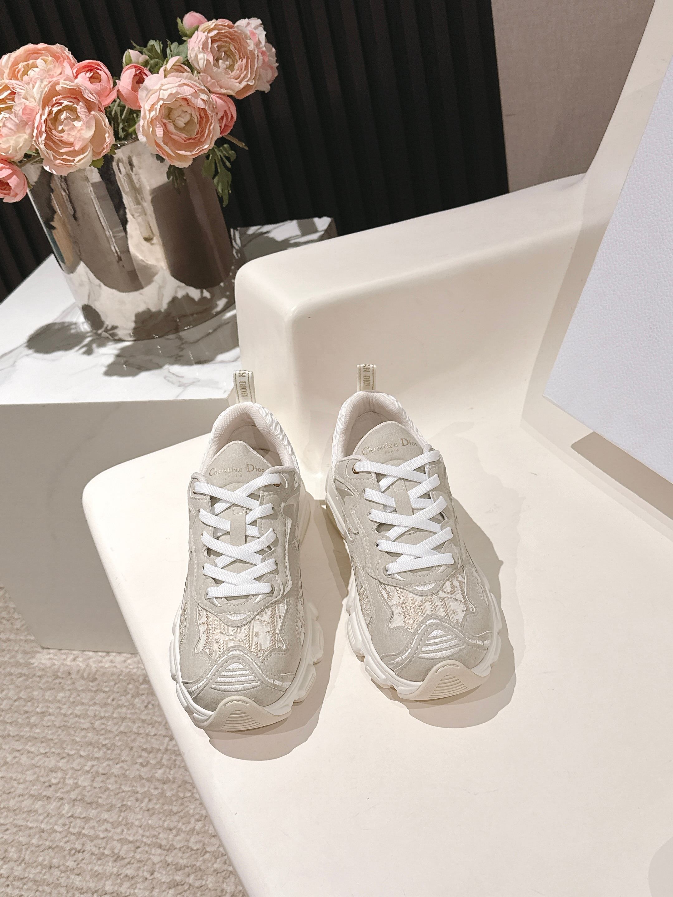 NO:706753,Dior Dior's latest sports and casual shoes for spring and summer, with many celebrity Internet celebrities, classic version design with Dior LOGO hardware embellishment, super good-looking and versatile, very soft on the foot, imported electric embroidery on the upper, sheepskin lining on the inside, genuine molded TPU outsole height 4CM, proper height-increasing artifact Size35-39 (40 41 customized non-refundable), dad shoes, dior, dior, sheepskin19860909Dior迪奥春夏最新款运动休闲鞋、超多明星网红种草、经典的版型设计上迪奥LOGO五金点缀、超好看超百搭、上脚非常柔软鞋面进口电绣,内里羊皮里、正品开模TPU大底高度4CM 妥妥的增高神器 Size35-39（40 41定做不退换）,老爹鞋,dior,dior,sheepskin,Women's Shoes