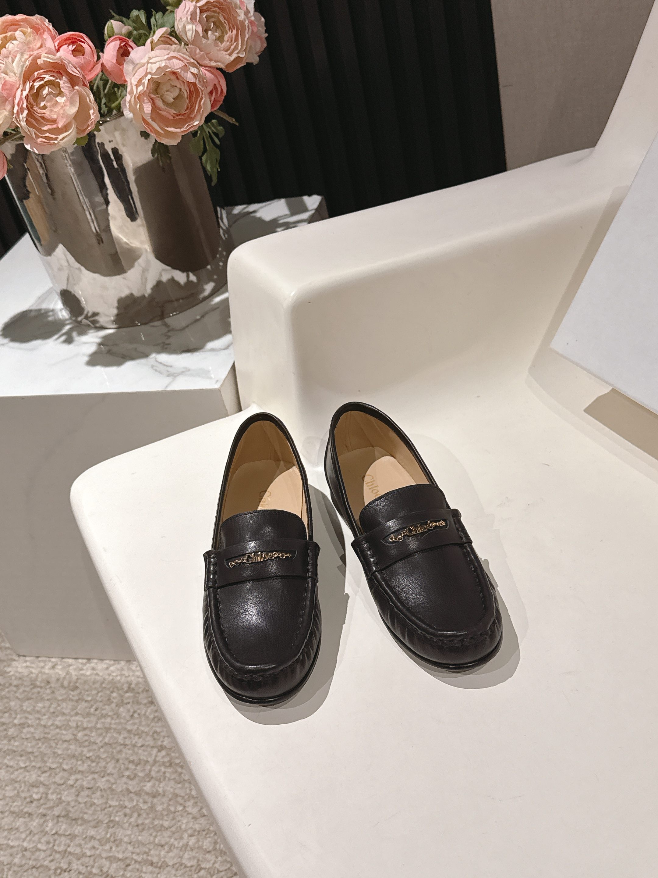 NO:706751,Chloe 2026 Chloe Mary Jane small shoes, Chloe (Chloe) was born in Paris in 1952. Since then, Chloe has become the vane of French New Romanticism, successfully creating a style full of feminine femininity, fabric first layer of cowhide, lining sheepskin, outsole genuine leather outsole Size 35-41 Price, loafers, chloe, loewe, loafers, mary  jane,cowhide,sheepskin,Leather soles19860909Chloe 2026寇依玛丽珍小单鞋, 寇依（chloe）诞生于1952年的巴黎,从那时起chloe就成为法式新浪漫主义的先锋风向标,成功塑造出充满女性柔美, 面料头层牛皮 内里羊皮, 大底真皮大底 码数35-41  价格,乐福鞋,chloe,loewe,loafers,mary jane,cowhide,sheepskin,Leather soles,Women's Shoes