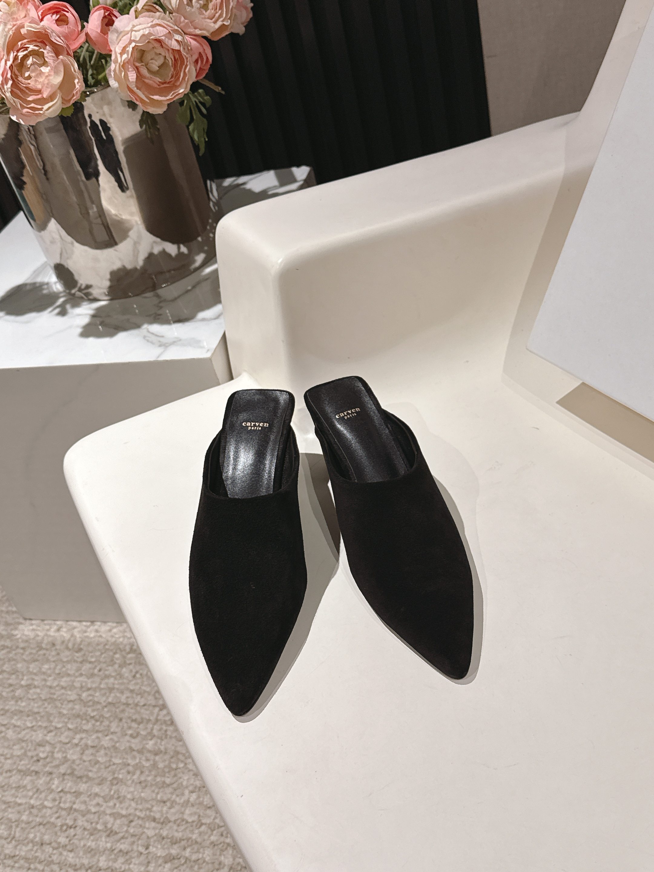 NO:706749,CARVEN 26ss new pointed-toe Mule slippers are released. The design is original. Simple lines outline a neat outline, showing modernity and fashion tension. The convenient one-slip style combines lazy casualness and exquisite style. It easily shows French elegance. It is a must-have item for creating a fashionable look. Suede upper, imported sheepskin lining, imported genuine leather outsole, height: 7cm  Size35-39 (customized at 40.41), half drag, slippers, sheepskin, chamois leather, Leather soles19860909出 CARVEN 26ss 新品尖头穆勒拖鞋 设计独具匠心 简约线条勾勒出利落轮廓 尽显现代感与时尚张力 一脚蹬的便捷款式 融合慵懒随性与精致格调 轻松彰显法式优雅 是打造时髦造型的必备单品 鞋面麂皮 内里进口羊皮 大底进口真皮大底 高度: 7cm Size35-39（40.41定做）,半拖,slippers,sheepskin,chamois leather,Leather soles,Women's Shoes