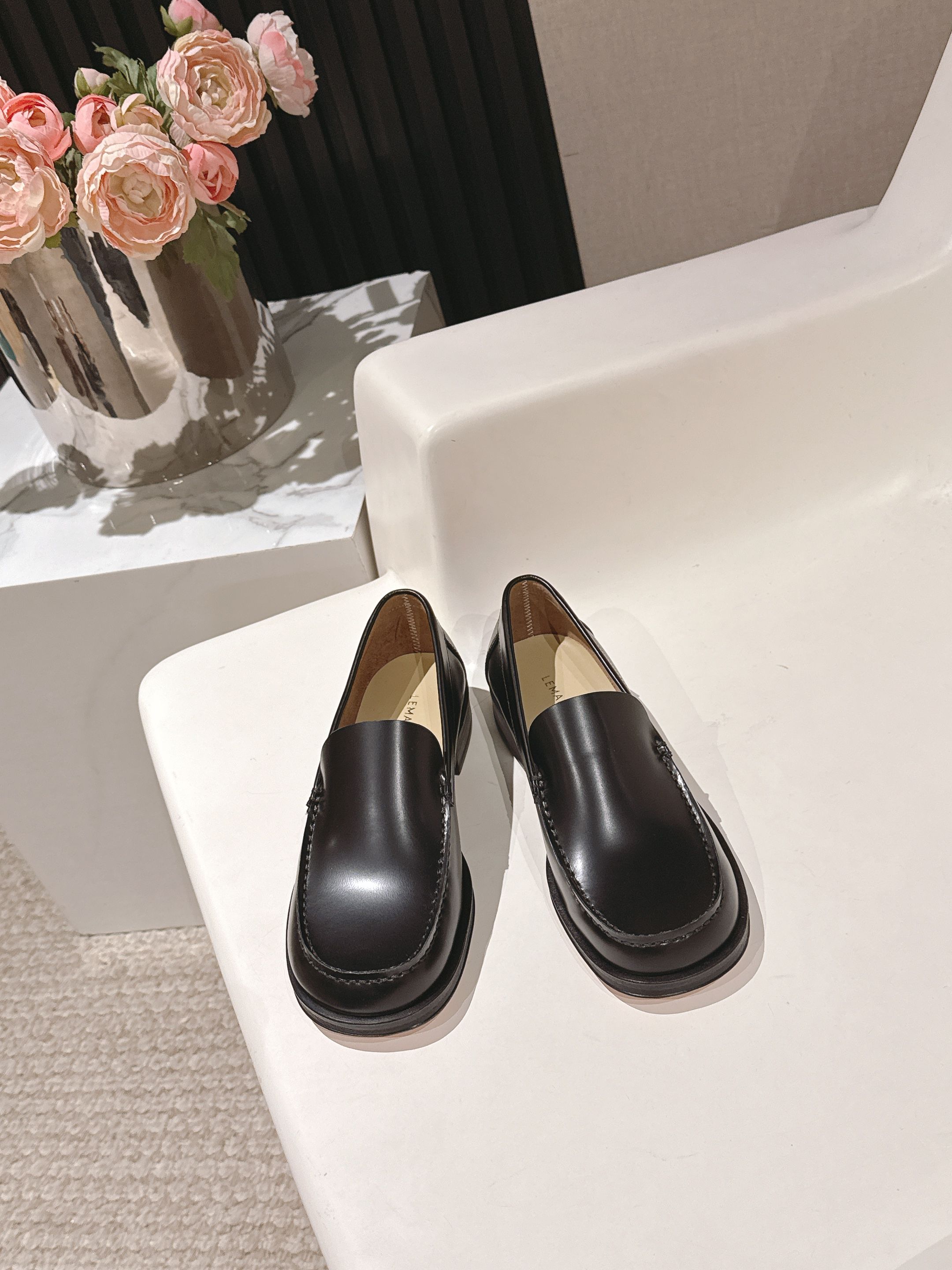NO:706748,High-quality niche trendy brand Lemaire 2026 spring and summer new round-toe shiny small leather shoes minimalist style loafers!  It is based on the traditional simple shape, but has slightly changed the proportions, lowering the height of the upper and replacing sharp lines with soft curves. From the front, it has an almost square-toe balance, but it is not deliberate. The sense of existence of this pair of shoes does not rely on decoration, but on proportion and texture!  The upper is made of open-edge beaded cowhide, the lining is water-dyed cowhide, and the thickened genuine leather combination outsole imported from Italy is available. Number of yards: 35-40 (customized for 40, non-refundable). Comes with original packaging, loafers, loafers, and cowhide.19860909高品质 小众潮牌Lemaire 2026春夏新款圆头亮面小皮鞋极简风乐福鞋单鞋！ 以传统简易造型为蓝本,却在比例上动了细微手脚,降低鞋面高度、以柔和曲线取代锐线条,从正面看几乎是方头的平衡感,但又不刻意,这双鞋的存在感,不靠装饰,而靠比例与质感说话！ 鞋面采用开边珠牛皮 内里垫脚水染牛皮 意大利进口加厚真皮组合大底 码数:35-40（40定做不退换） 配原版包装,乐福鞋,loafers,cowhide,Women's Shoes