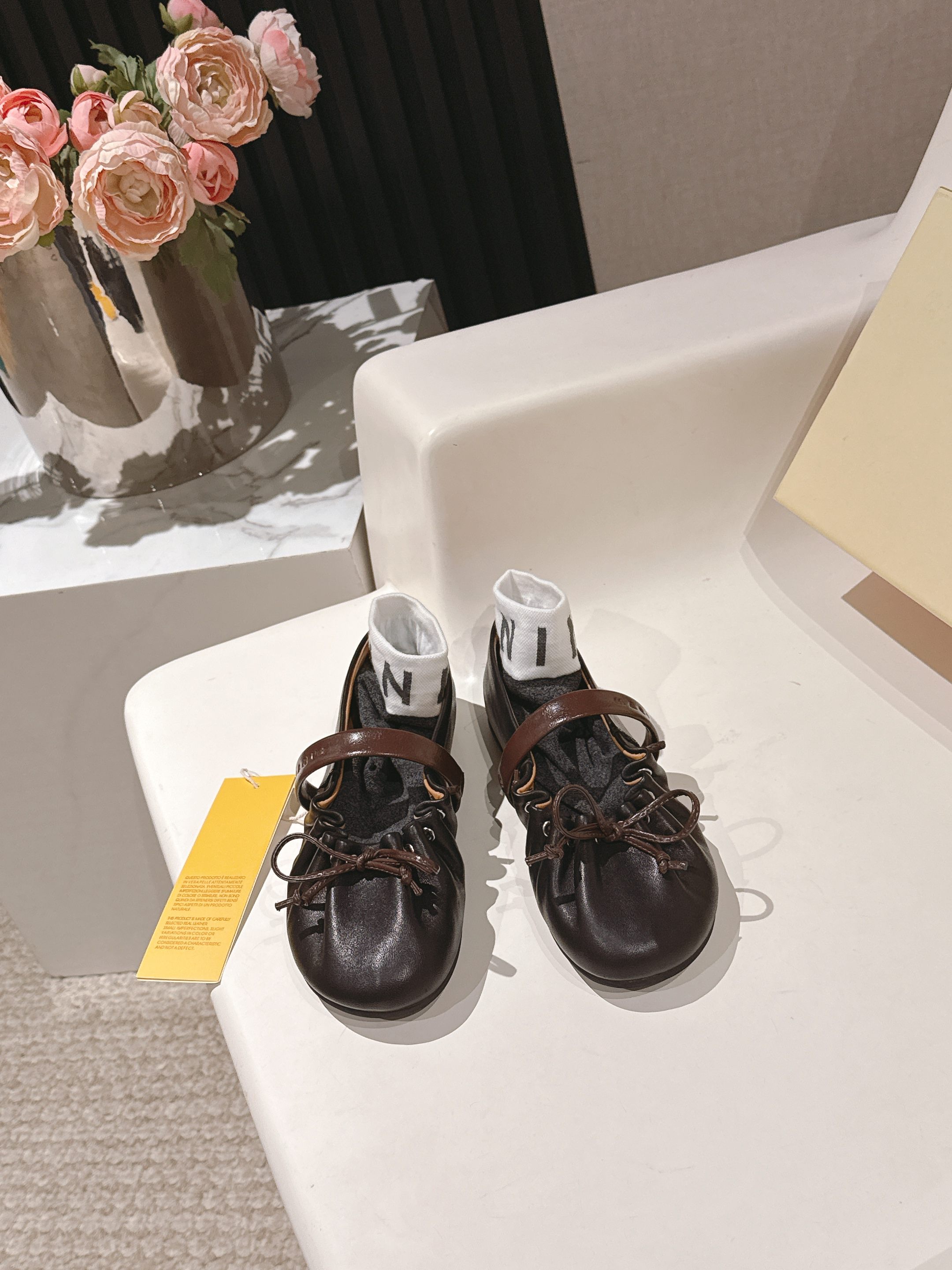 NO:706742,Marni Marni 2026ss new spring and summer pleated bow Mary Jane ballet shoes flat shoes slip-on slip-on shoes with a unique one-piece pleated upper design, showing a feminine style. From gorgeous skirts to smart and simple trousers. This pair of ballet shoes can handle everything, making itself the highlight of the look. The overall lines of the shoe body are beautiful and the upper feet are very comfortable!  Imported first-layer cowhide for the upper, imported sheepskin for the feet, original outsole, size 35-39 (custom-made for 40), ballet shoes, marni, mary jane, flats, skirts, cowhide, sheepskin19860909出 Marni 玛尼 2026ss春夏新款褶皱蝴蝶结玛丽珍芭蕾舞鞋 平底鞋一脚蹬懒人鞋别致的一体褶皱鞋面设计,展露柔美风情.从华丽的裙装,到干练简洁的裤装.这双芭蕾舞鞋无一不能驾驭,妥妥的让自己成为造型的亮点.鞋身整体线条优美,上脚非常舒适！ 鞋面进口头层牛皮 垫脚进口羊皮 大底原版大底 码数35-39（40定做）,芭蕾舞鞋,marni,mary jane,flats,skirts,cowhide,sheepskin,Women's Shoes