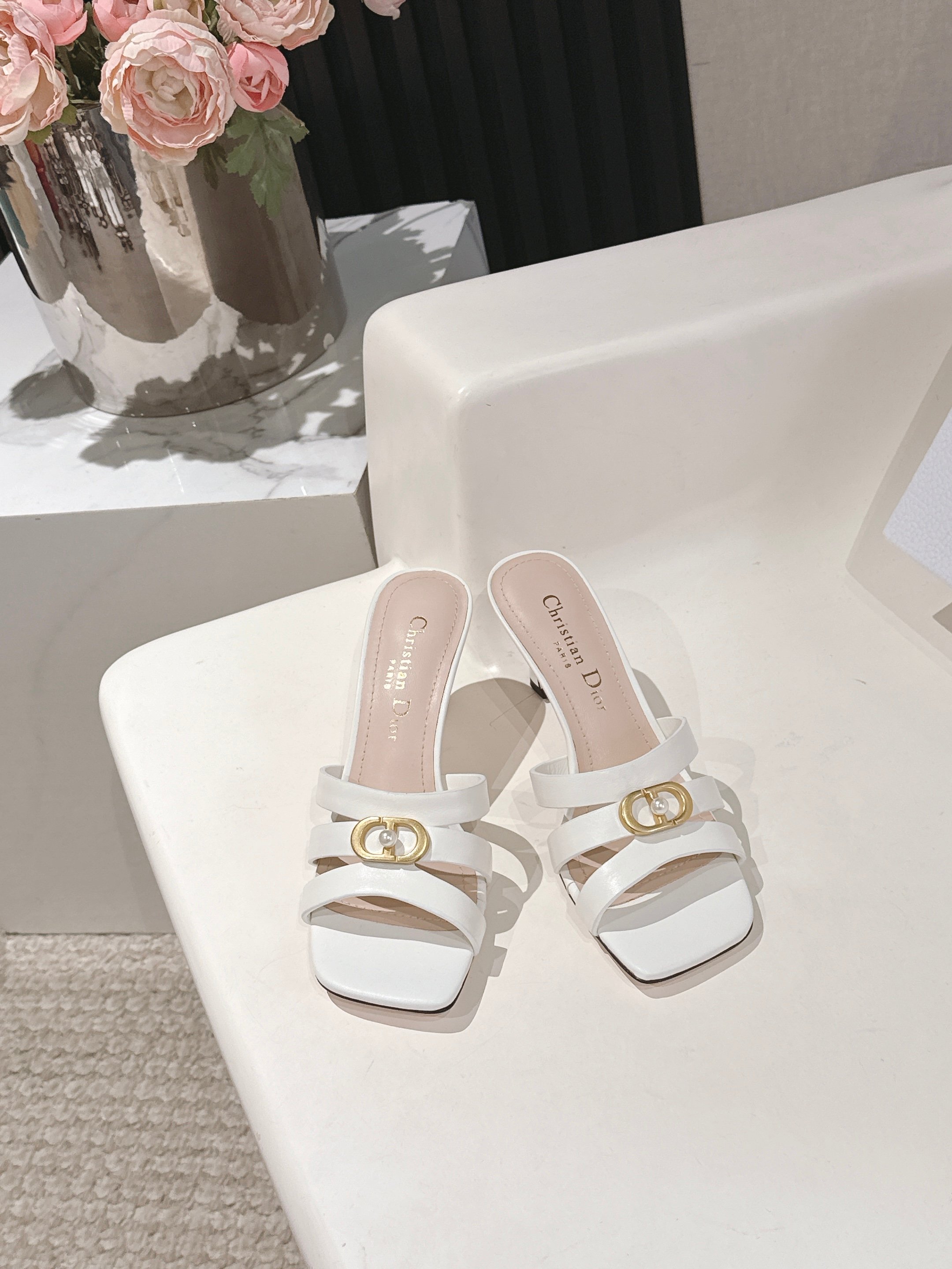 NO:706738,Dior | Dior's new early spring catwalk style fake style flat slippers!  Hard goods are on a new level!  Full of high-end feel!  A popular model among bloggers at home and abroad, it is retro, fashionable and looks great on your feet!  The official website’s main recommendation★ Original custom-made cowhide for the upper, imported water-dyed sheepskin lining for the lining, original leather outsole imported from Italy, shoe size: 35-41 (custom-made 40 and 41 are non-refundable), slippers, dior, dior, slippers, cowhide, sheepskin, Leather soles19860909Dior | 迪奥早春新品走秀款假风平底拖鞋！ 硬货上新代购级别！高级感十足！国内外博主刷爆的一款,复古又时髦上脚美炸了！官网主推款★ 鞋面原版定做牛皮 内里进口水染羊皮里 意大利进口原色真皮大底 鞋码:35-41（40 41定做不退换）,拖鞋,dior,dior,slippers,cowhide,sheepskin,Leather soles,Women's Shoes