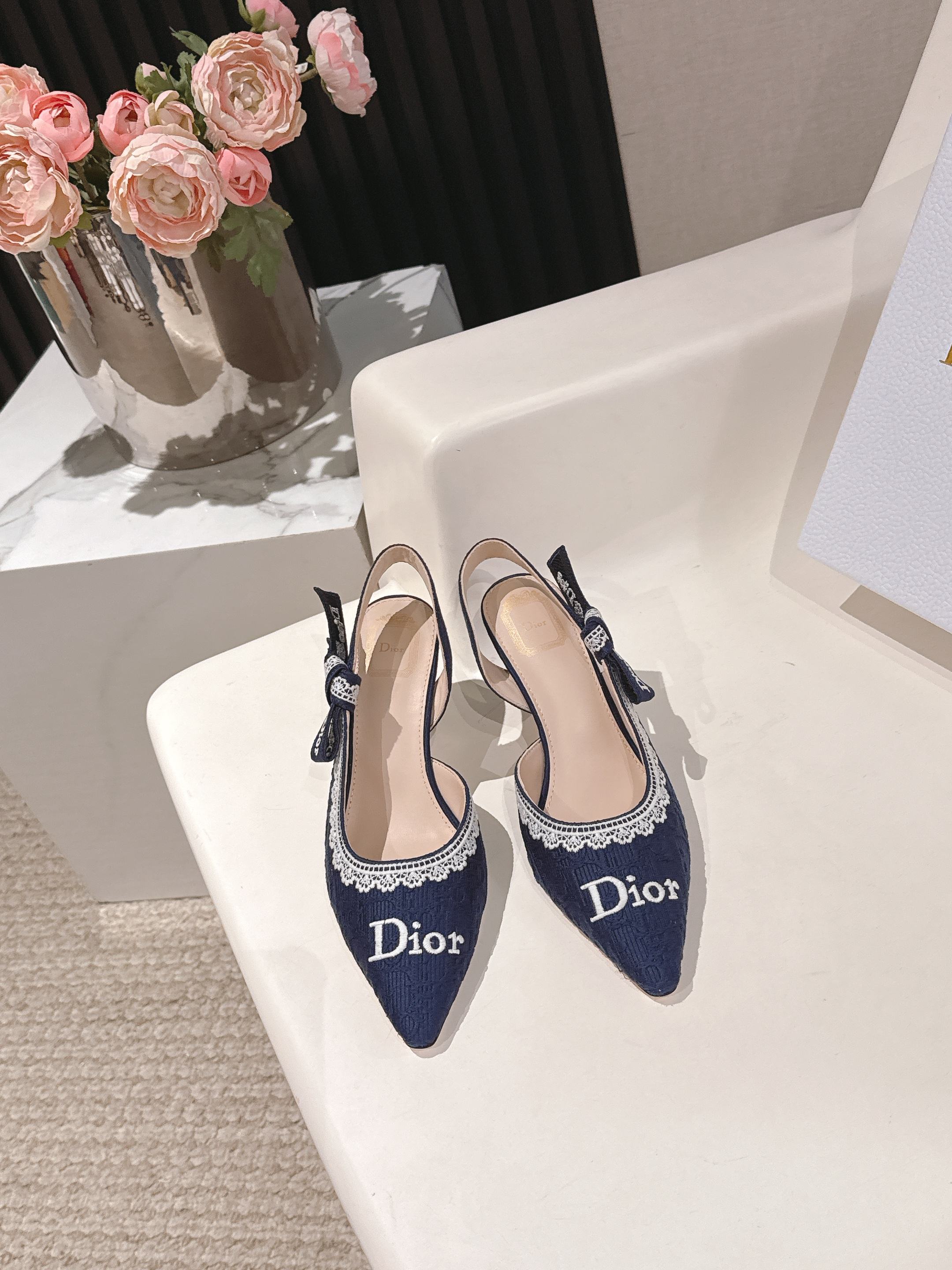 NO:706736,Dior | Dior's new early spring catwalk style CD embroidered logo sandals!  Hard goods are on a new level!  Full of high-end feel!  A popular model among bloggers at home and abroad, it is retro, fashionable and looks great on your feet!  The official website’s main recommendation★ Original custom-made pure cotton thread three-dimensional electric embroidery on the upper. Imported water-dyed sheepskin lining on the inside. Original leather outsole imported from Italy. Shoe size: 35-41 (custom-made 40 and 41 are non-returnable), high heels and sandals, dior, dior, sandals, high heels, sheepskin, Leather soles19860909Dior | 迪奥早春新品走秀款CD刺绣logo凉鞋！ 硬货上新代购级别！高级感十足！国内外博主刷爆的一款,复古又时髦上脚美炸了！官网主推款★ 鞋面原版定做纯棉线立体电绣 内里进口水染羊皮里 意大利进口原色真皮大底 鞋码:35-41（40 41定做不退换）,高跟鞋凉鞋,dior,dior,sandals,high heels,sheepskin,Leather soles,Women's Shoes