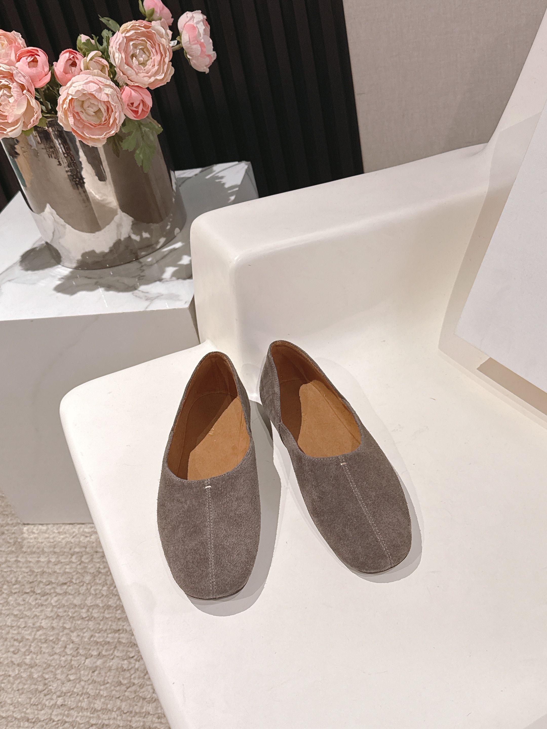 NO:706732,The row 26 new early spring new Mary Jane flat shoes, dancing shoes and grandma shoes!  It’s rare to see a dance shoe that is so detailed and very tolerant to the foot. It modifies the foot shape properly without losing its unique charm. It is convenient and convenient to put on the foot. It is also very comfortable and can be worn in daily life. It is super versatile!  Upper Niu Jing, lining sheepskin, outsole rubber sole, size: 35-40 (custom-made for 40, non-returnable), single shoes, mary jane, sheepskin19860909The row 26早春新款玛丽珍平底单鞋跳舞鞋奶奶鞋！很少会看到一款跳舞鞋会做到这么精细、而且对脚的包容性特别强,把脚型修饰得妥妥的,又不失独特韵味,上脚方便便捷,且非常舒适、日常穿都没有问题的、超级百搭！ 鞋面牛京 内里羊皮 大底橡胶底 码数:35-40（40订做不退换）,单鞋,mary jane,sheepskin,Women's Shoes