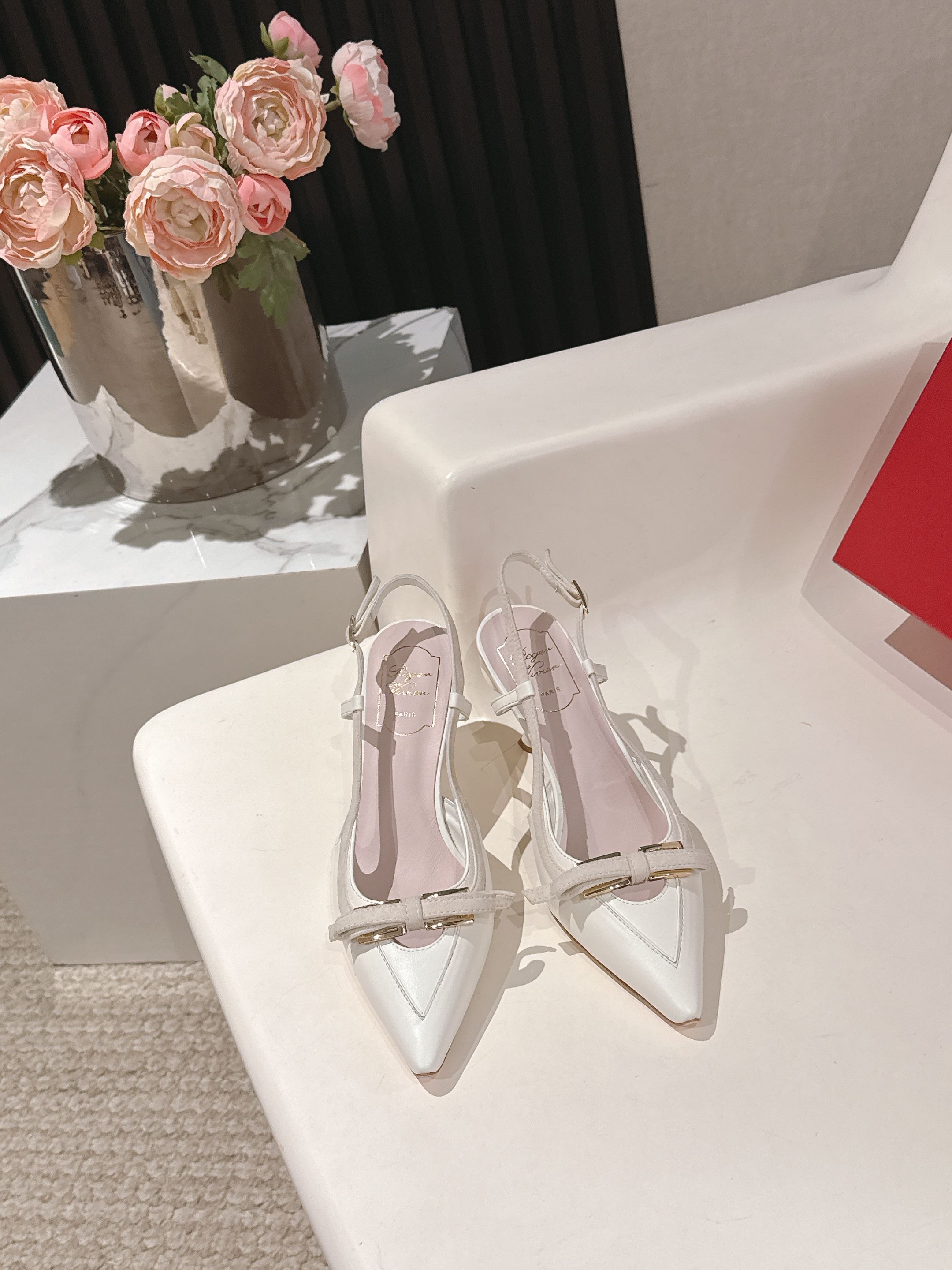 NO:706730,Roger Vivi* 26 new early spring sandals, Virgule diamond buckle high heels with back straps and sandals, a must-have for RV. She looks so beautiful on her feet, right? RV's new kitten heel series, satin surface with exquisite square diamond buckle, super temperamental, so beautiful that it combines sexy and cuteness. I have to say that his family is very good at exquisiteness. Original custom-made leather sole. Material: custom-made original cowhide. Foot pads are lined with imported sheepskin.  Size 35-40 (40 customized, non-refundable, high heels and sandals, roger vivor, sandals, high heels, cowhide, sheepskin, silk fabric19860909Roger Vivi* 26早春新品凉鞋 Virgule钻扣高跟鞋后袢带凉拖 RV必入款 她上脚也太美了吧 Rv新款小猫跟系列 绸缎面搭配精致方钻扣 超有气质 美到犯规 集性感与可爱于一体不得不说他家太会拿捏精致感了 鞋底原版定制真皮底 材质:定制原版牛皮 垫脚进口羊皮内里 码数35-40码（40定制不退换,高跟鞋凉鞋,roger vivier,sandals,high heels,cowhide,sheepskin,silk fabric,Women's Shoes