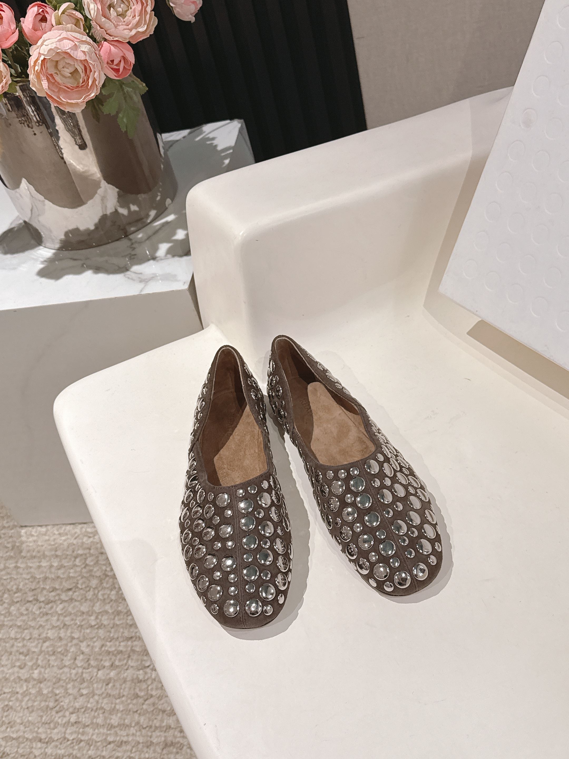 NO:706727,High version Khaite 2026 spring and summer new style flat ballet shoes, single shoes, granny shoes, slip-on loafers. The minimalist and avant-garde design has made Khaite famous in the fashion industry in recent years. In just a few years, it has become one of the most popular clothing brands. It is simple and everyday, yet feminine and sensual, and many Old Celin*, fashion celebrities and independent women are obsessed with it!  Intellectual elegance!  Upper sheepskin/sheep lining, inner padding sheepskin, sole Italian genuine leather outsole, size 35-39 (40 customized, non-returnable), ballet shoes, celine, loafers, sheepskin, sheep, Leather soles19860909高版本 Khaite 2026 春夏新款 平底芭蕾舞鞋 单鞋 奶奶鞋 一脚蹬乐福鞋 极简前卫的设计,让Khaite近年响亮时尚界.短短几年间已经成为最受欢迎的服装品牌之一.它简约日常,又不失女性化与感性,让很多Old Celin*、时尚名人和独立女性为它痴迷！知性优雅！ 鞋面羊皮/羊猄 内里垫脚羊皮 鞋底意大利真皮大底 码数35-39（40定做不退换）,芭蕾舞鞋,celine,loafers,sheepskin,sheep,Leather soles,Women's Shoes