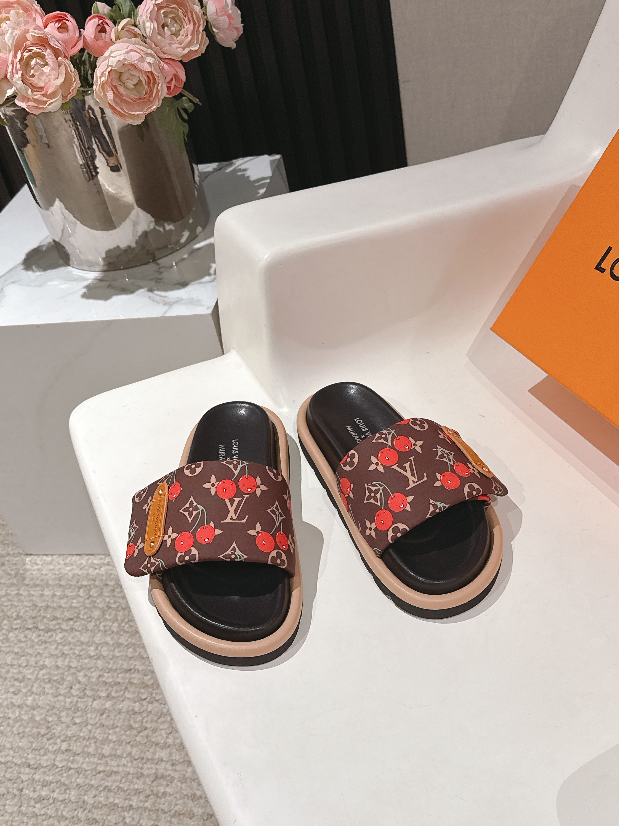 NO:706724,Bread slippers. The most popular slippers for spring and summer wear. Super comfortable on the feet. Sisters who don't care about foot shape and wide insteps can wear it with confidence~~ Customized printed fabric upper. Non-slip and wear-resistant foam sole. Size35-39 4041, slippers, slippers19860909面包拖款 春夏穿搭出勤率最高的拖鞋上脚超级无敌舒服,贴合脚部不挑脚型宽脚背的姐妹也可放心冲～～ 定制印花布料鞋面 防滑耐磨发泡底 Size35-39 4041,拖鞋,slippers,Women's Shoes