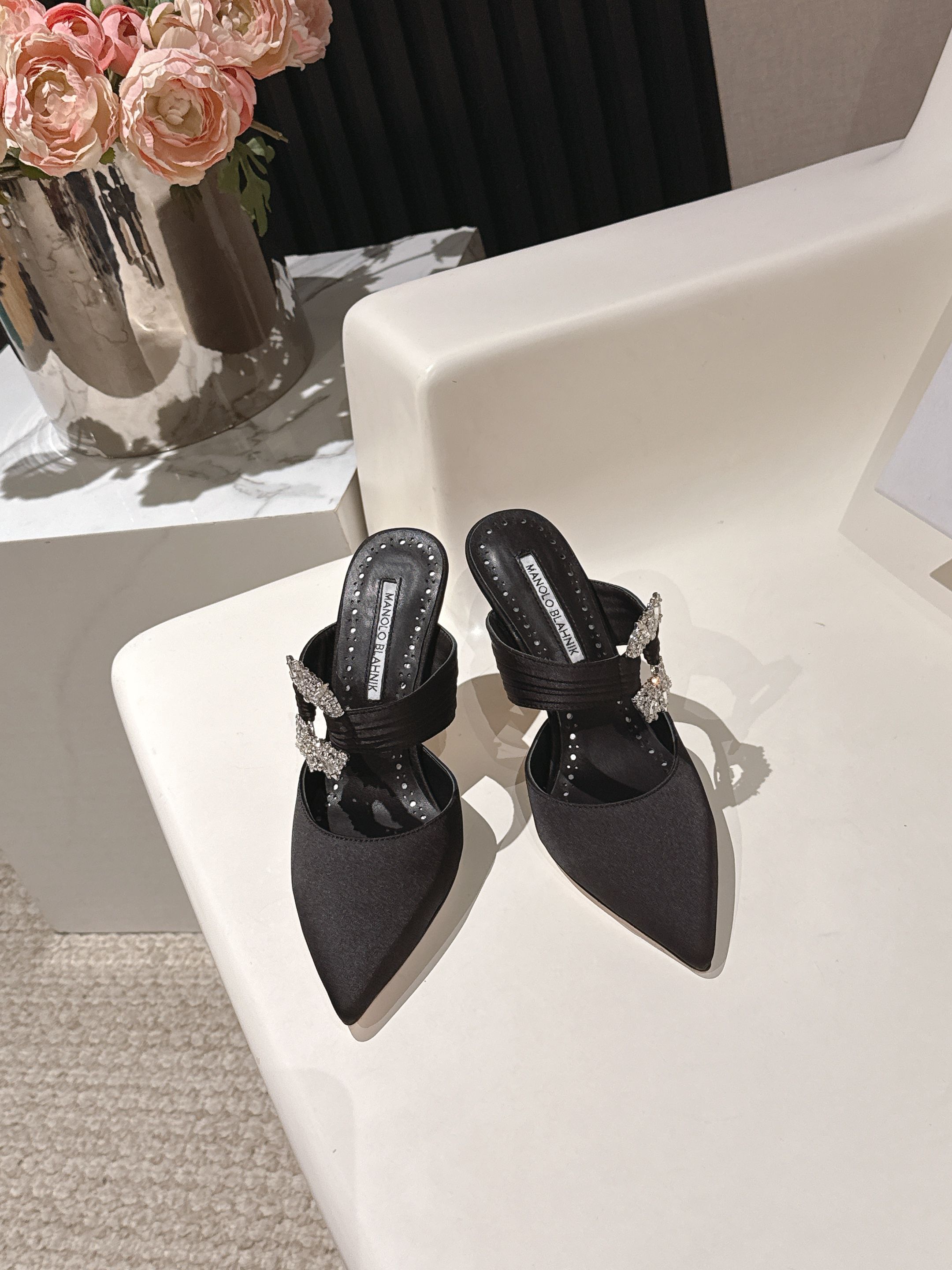 NO:748470,Manolo Blahnlk [MB] Pointed-toe sandals for summer. MB has always been the dream shoe of every girl. Oscar-designated shoe brand, synonymous with elegance and sexiness. Purchasing-grade top quality to create the pinnacle of luxury. 1:1 custom-made pure imported silk fabric, super silky feeling, imported mixed sheepskin for the lining. Swarovski rhinestones are customized according to the original version. Luxurious Italian pure imported leather outsole. Size 35 36 37 38  Size 39 404142 customized, half-slip high heels, manolo blahnik, swarovski, high heels, sheepskin, real silk, Leather soles19860909Manolo Blahnlk【MB】针对夏天尖头凉拖 MB一直是每个女生梦寐以求的美鞋 .奥斯卡指定专用鞋履品牌,是优雅与性感的代名词.代购级最顶级品质 打造奢华巅峰之作 1:1定制纯进口真丝面料,丝滑感超强,内里垫脚采用进口混种羊皮 按原版定制施华洛世奇水钻奢华的意大利纯进口真皮大底.码数35 36 37 38 39码 404142定制,半拖高跟鞋,manolo blahnik,swarovski,high heels,sheepskin,real silk,Leather soles,Women's Shoes