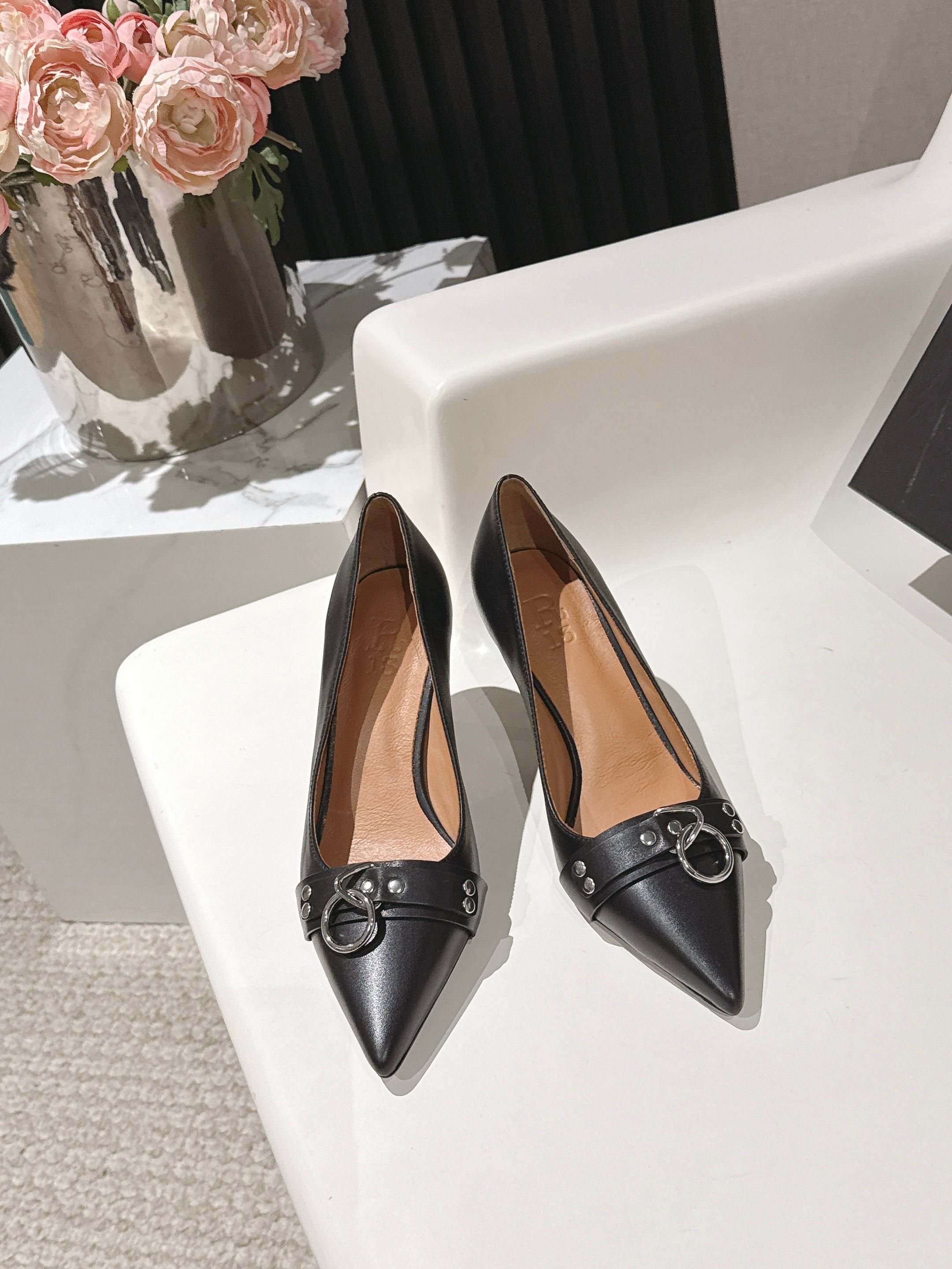 NO:748464,R13 26 spring and summer catwalk style simple retro hardware buckle pointed toe high-heeled single shoes and empty back sandals series!  A magical early spring sandal. Simple retro design. The key is to be 100% comfortable for everyday shopping. They will never become a cabinet decoration. A must-have for cool girls. Super slim legs. Matching is perfect. Fashionable and versatile. The upper material is imported calfskin. The lining is water-dyed cowhide. The Italian imported genuine leather outsole. Size: 35-41 (40 41)  Non-refundable), sandals, sandals, cowhide, Leather soles19860909R13 26春夏走秀款 简易复古五金扣饰尖头高跟单鞋后空凉鞋系列！ 一款神封的早春凉鞋 约简复古设计 关键舒是百适分逛街常日可都,不绝会成鞋为柜里的设摆, 酷女孩必备 超腿显细 配搭无毫鸭梨 髦时又搭百ins  鞋面材质进为口小牛皮 内里垫脚水染牛皮 意大利进口真皮大底 码数:35-41（40 41 定不退换）,凉鞋单鞋,sandals,cowhide,Leather soles,Women's Shoes