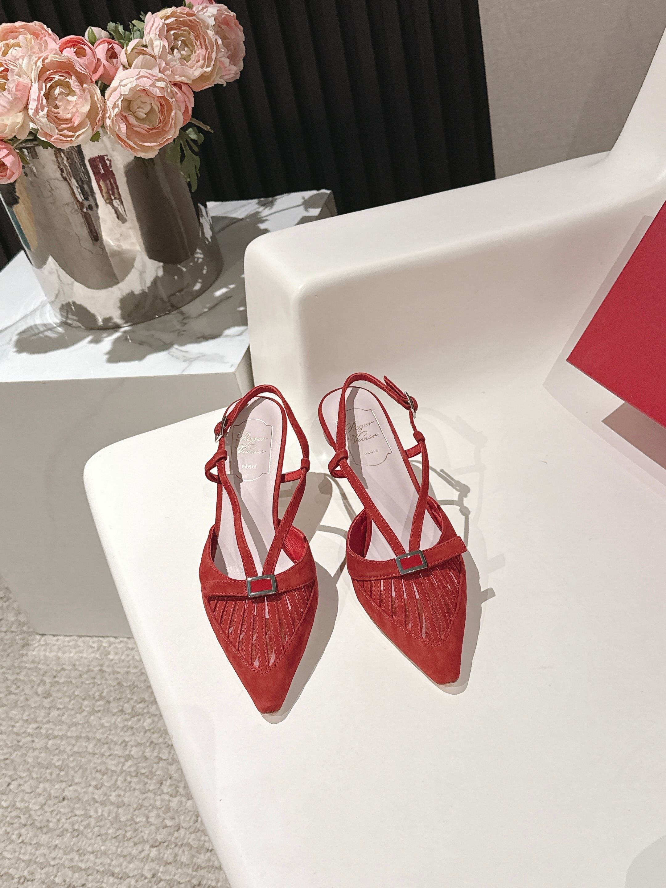 NO:748467,Roger Vivi* 26 new early spring sandals, Virgule diamond buckle high heels with back straps and sandals, a must-have for RV. She looks so beautiful on her feet, right? RV's new kitten heel series, satin surface with exquisite square diamond buckle, super temperamental, so beautiful that it combines sexy and cuteness. I have to say that his family is very good at exquisiteness. Original custom-made leather sole. Material: custom-made original cashmere. Feet imported sheepskin lining.  Size 35-40 (40 customized, non-refundable, sandals, roger vivor, sandals, high heels, sheepskin, silk fabric19860909Roger Vivi* 26早春新品凉鞋 Virgule钻扣高跟鞋后袢带凉拖 RV必入款 她上脚也太美了吧 Rv新款小猫跟系列 绸缎面搭配精致方钻扣 超有气质 美到犯规 集性感与可爱于一体不得不说他家太会拿捏精致感了 鞋底原版定制真皮底 材质:定制原版羊绒 垫脚进口羊皮内里 码数35-40码（40定制不退换,凉鞋单鞋,roger vivier,sandals,high heels,sheepskin,silk fabric,Women's Shoes