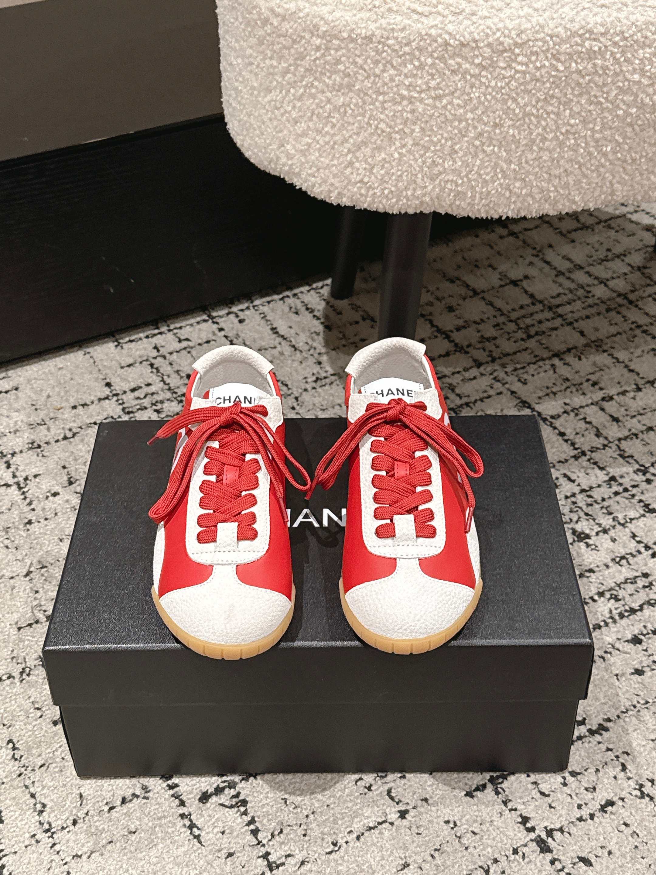 NO:721435,High version of Chanel Chanel 26P Sneaker series early spring new casual moral training shoes and sports shoes. The love of the world is Xiaoxiang. Try to accept the new style. The new designer has injected a new soul into Xiaoxiang. This moral training shoe is highly recommended. Light and soft. Super easy to wear. Black, white, red, brown and apricot. Timeless. Classic and versatile. Clean and neat. Red and blue. Very springy. Upper frosted cowhide, silk cowhide, lining sheepskin.  Sole raw rubber sole, size 35-41, casual shoes/sports shoes, chanel, chanel, sneakers, cowhide, sheepskin19860909高版 Chanel香奈儿26P Sneaker 系列早春新款 休闲德训鞋 运动鞋 人间挚爱是小香 尝试接受新风格 新换的设计师 给小香注入了新的灵魂 此款德训鞋强烈推荐 又轻又软 超级好穿 黑色 白色 红色 棕杏色 永不过时 经典百搭 干净利落 红色 蓝色 很有春天的气息 鞋面磨砂牛皮丝绸牛皮 内里羊皮 鞋底生胶底 码数35-41,休闲鞋/运动鞋,chanel,chanel,sneakers,cowhide,sheepskin,Women's Shoes