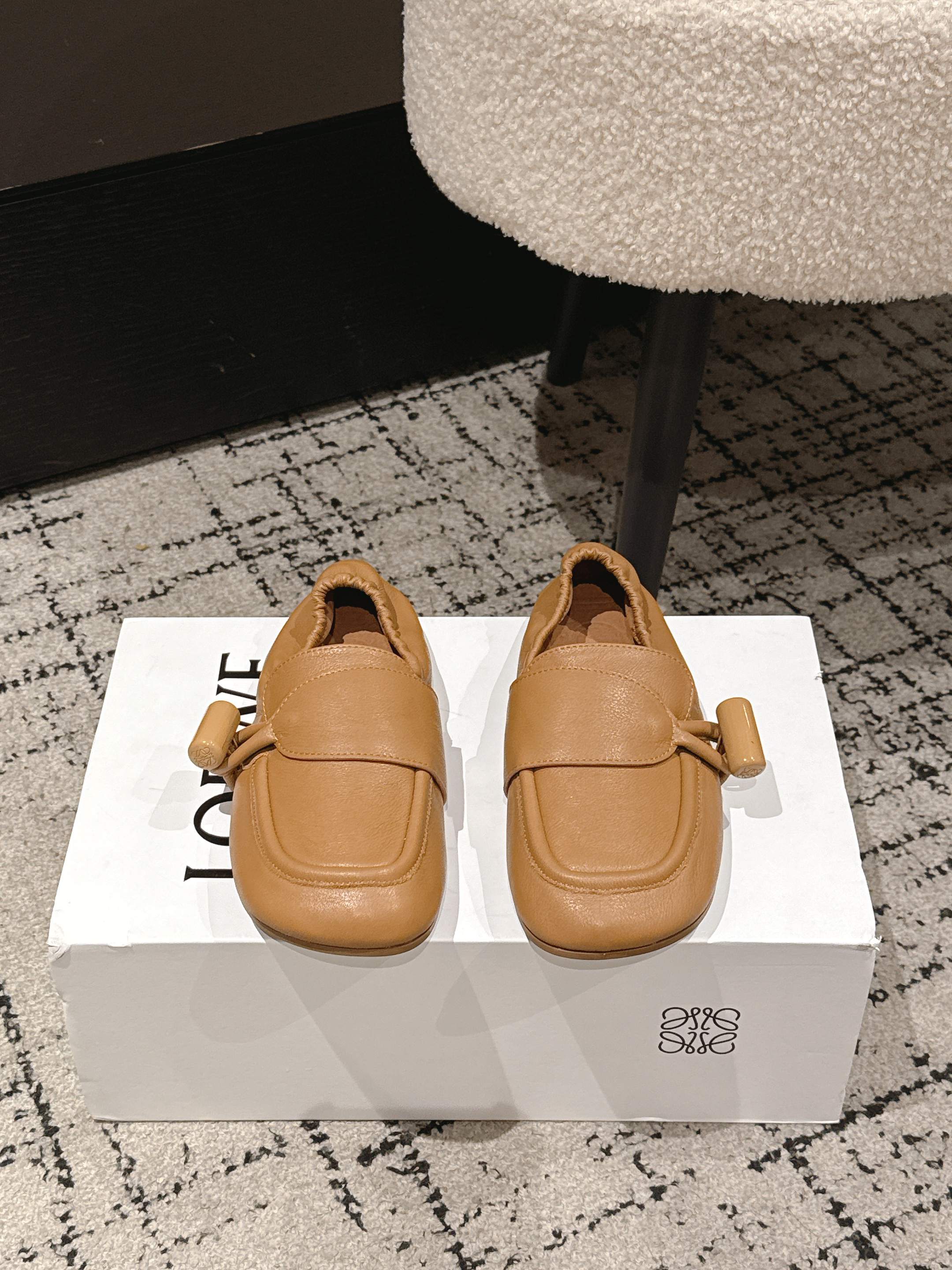NO:748460,High version of LOEWE/Loewe F027 26ss new spring and summer flat retro loafers one-step slip-on casual shoes. Purchased as an original version, the details are in place. This will be a popular version that will set off the trend, and it is worth owning. It has unique fashion and trend-leading style, and it is highly recommended to stock up. The shoe shape has great charm, and the leather is soft. The design that can be stepped on is extremely comfortable, and it is very versatile when paired with dresses and trousers. The upper is imported first-layer tire cowhide  Sheepskin lining, outsole, original outsole, size 35-39 (40 customized, non-returnable, non-exchangeable), single shoes, loewe, loewe, loafers, skirts, cowhide, sheepskin19860909高版本  LOEWE/罗意威F027 26ss春夏新款平底复古乐福鞋一脚蹬懒人鞋休闲鞋 原版购入,细节把控到位.这将是引爆潮流的一款爆版,值得拥有.独具时尚潮流领先风格,强烈推荐备货购入 鞋型韵味超赞,皮质柔软.可后踩的设计舒适度极高,搭配连衣裙束脚工裤装非常百搭的一款 鞋面进口头层胎牛皮 内里羊皮内里 大底原版大底 码数35-39 (40定制不退不换),单鞋,loewe,loewe,loafers,skirts,cowhide,sheepskin,Women's Shoes