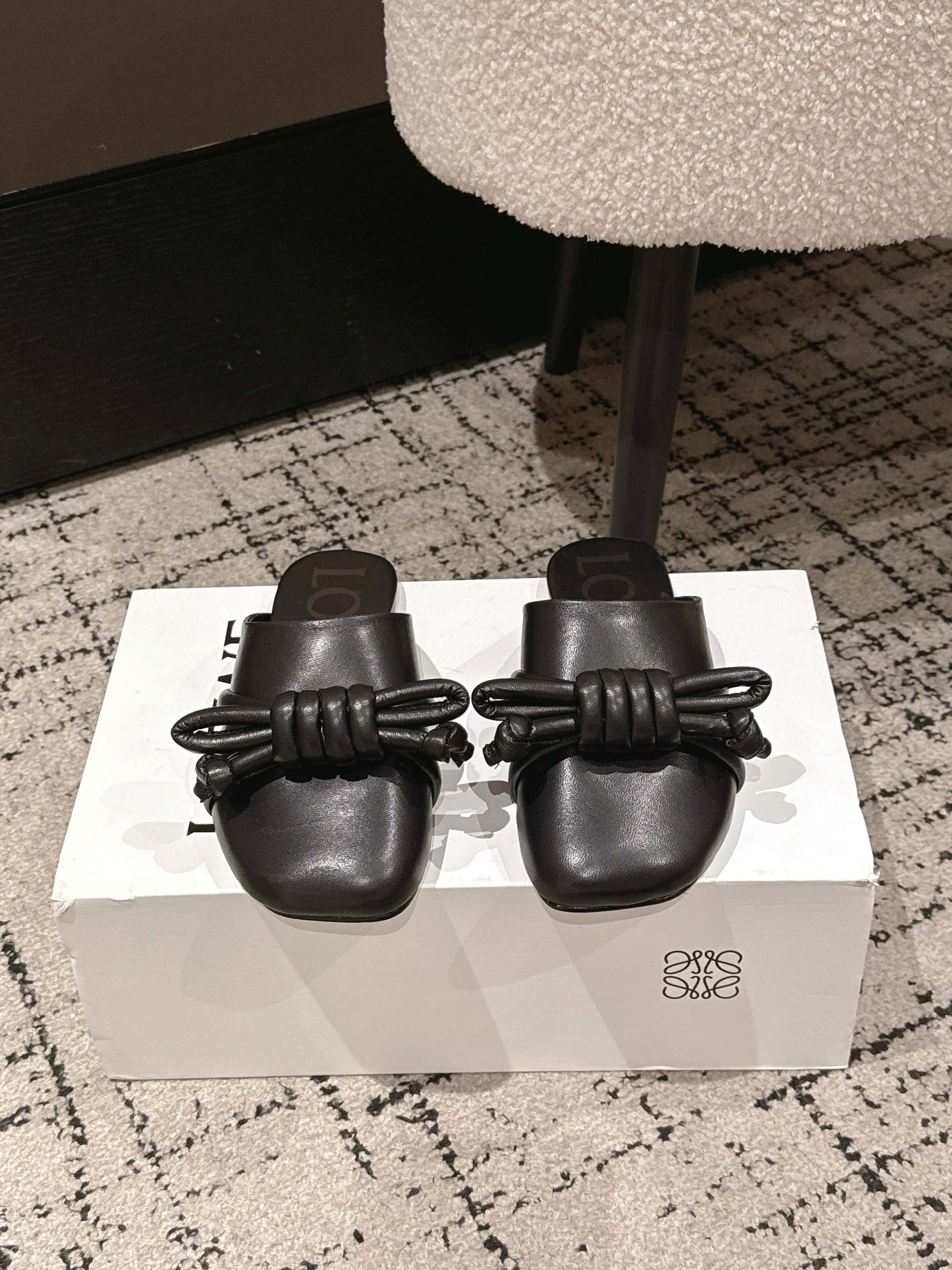 NO:721432,High version of LOEWE F027 26ss spring and summer new flat-soled retro half-pack slippers, loafers and lazy shoes. Purchased as an original version, the details are in place. This will be a hot version that will set off the trend and is worth owning. It has a unique fashion-leading style and is highly recommended to be stocked. The shoe shape is great and the leather is soft. The back-stepping design is extremely comfortable and is very versatile when paired with dresses and trousers. The upper is imported mixed lambskin  Sheepskin lining, outsole, genuine leather imported from Italy, code number 35-39 (40 customized, non-refundable, non-exchangeable), semi-trailers, loewe, loewe, loafers, slippers, skirts, sheepskin19860909高版本  LOEWE罗意威F027 26ss春夏新款平底复古半包拖鞋乐福鞋懒人鞋 原版购入,细节把控到位.这将是引爆潮流的一款爆版,值得拥有.独具时尚潮流领先风格,强烈推荐备货购入 鞋型韵味超赞,皮质柔软.可后踩的设计舒适度极高,搭配连衣裙束脚工裤装非常百搭的一款 鞋面进口混种小羊皮 内里羊皮内里 大底意大利进口真皮 码数35-39 (40定制不退不换),半拖,loewe,loewe,loafers,slippers,skirts,sheepskin,Women's Shoes