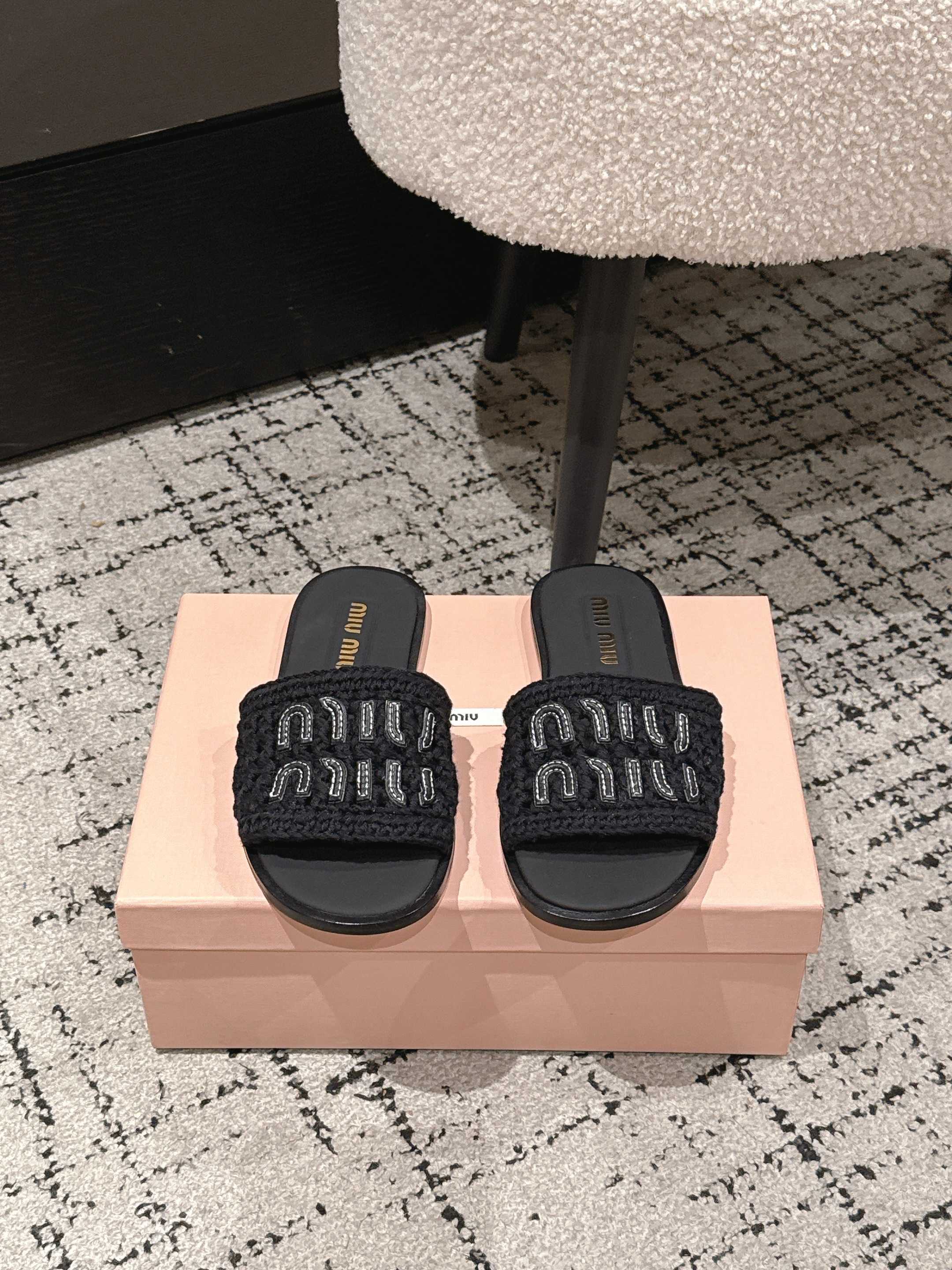 NO:721424,The high version of MiuMiu/Miu Miu 2026ss spring and summer new flat beach sandals and slippers developed by Zp. The original version is disassembled, and the details are corrected to kill the ordinary version on the market. Miu Miu is really too girly!  The leather is super soft and comfortable!  Upper imported knitted surface, lining sheepskin lining, sole original Italian leather outsole, size 35-39 (40, 41 customized, non-refundable), slippers, miumiu, sandals, slippers, sheepskin, Leather soles19860909高版本  MiuMiu/缪缪2026ss春夏新款平底沙滩凉鞋拖鞋 Zp开发 原版拆卸,细节对版秒杀市面普通版本,miumiu真的太少女啦！皮质超级软糯 舒适度超高！ 鞋面对版进口针织面 内里羊皮内里 鞋底原版意大利真皮大底 码数35-39（40、41订做不退换）,拖鞋,miumiu,sandals,slippers,sheepskin,Leather soles,Women's Shoes