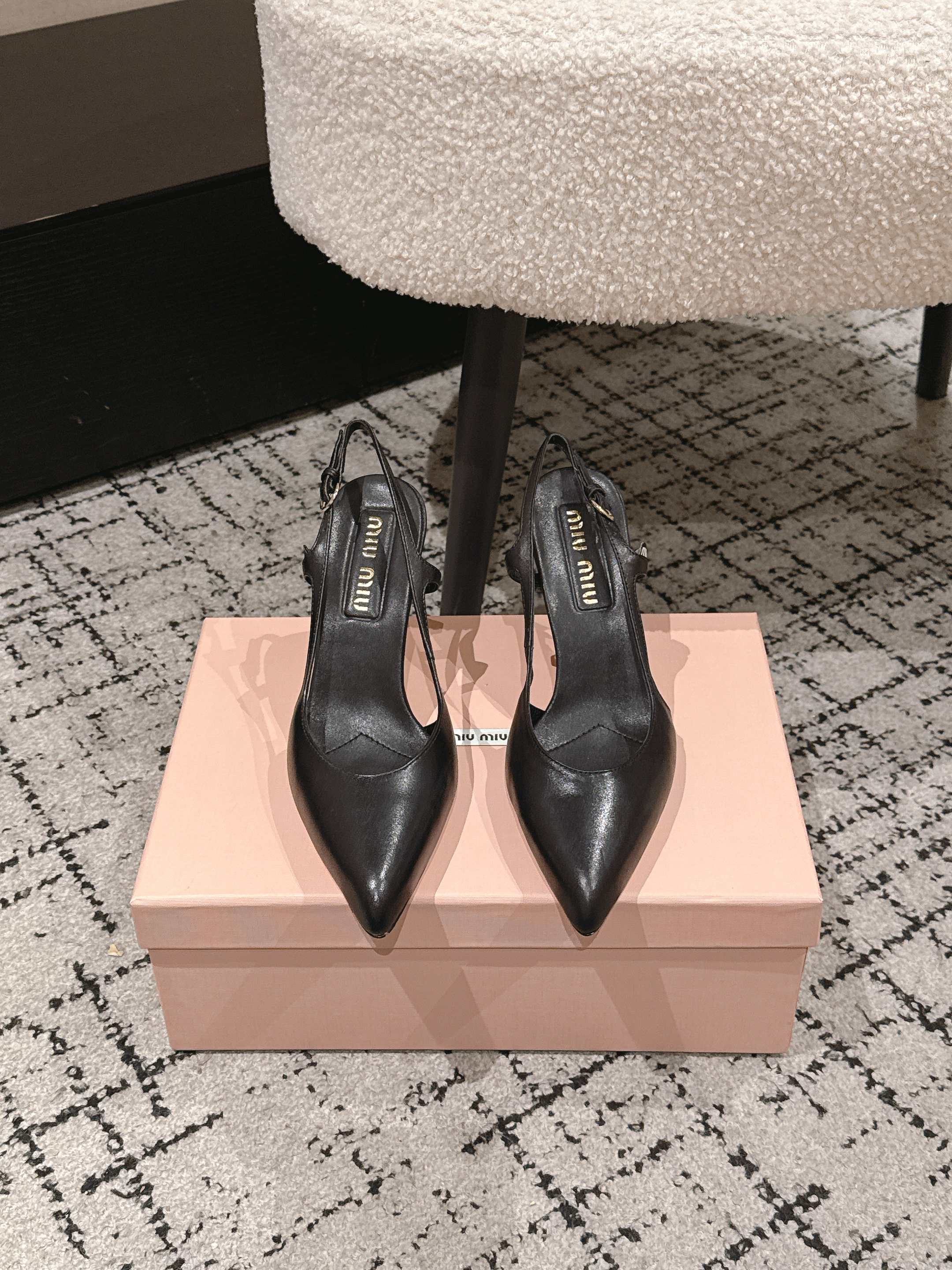 NO:721419,miu26 spring new pointed toe high-heeled pumps!  M's high heels are so good at touching people's hearts. They belong to a series that will never go out of style. The pointed toe design is small and sweet, and it is comfortable to wear on the feet. It looks gentle and elegant when worn with a small skirt in daily life~ It can also be easily matched to a girly look!  Retro cowhide upper, sheepskin lining, genuine leather outsole imported from Italy, Heel height: 7.5cm, Size: 35-40 (40 custom made, non-refundable), high heels and sandals, miumiu, sandals, high heels, skirts, cowhide, sheepskin, Leather soles19860909miu26春季新款尖头高跟浅口单鞋！ m家的高跟鞋太会拿捏人心啦,属于是万年都不过时系列 尖头设计小巧又甜美,上脚舒适,日常搭小裙子就是温柔又气质呢~少女感也能轻松拿捏！ 鞋面复古牛皮 内里垫脚羊皮 意大利进口真皮大底 跟高:7.5cm 码数:35-40（40定做不退换）,高跟鞋凉鞋,miumiu,sandals,high heels,skirts,cowhide,sheepskin,Leather soles,Women's Shoes