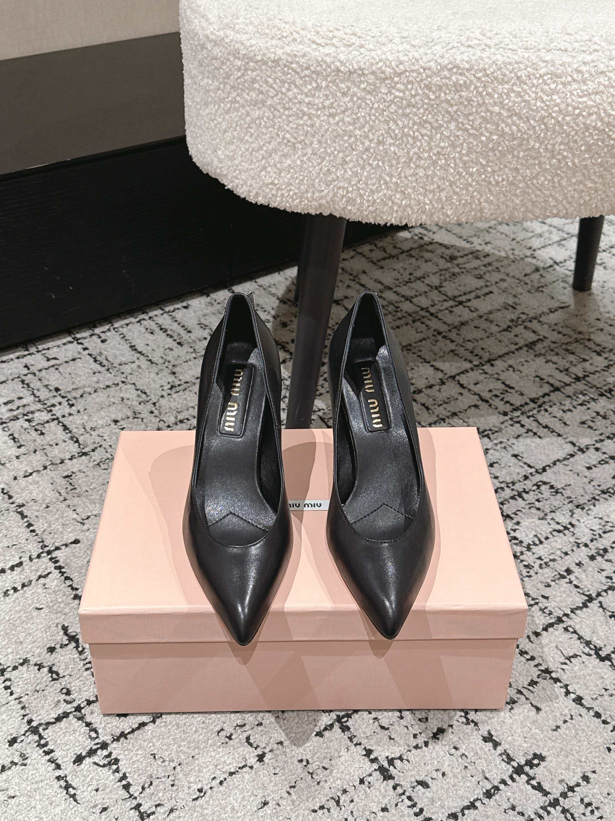 NO:721414,miu26 spring new pointed toe high-heeled pumps!  M's high heels are so good at touching people's hearts. They belong to a series that will never go out of style. The pointed toe design is small and sweet, and it is comfortable to wear on the feet. It looks gentle and elegant when worn with a small skirt in daily life~ It can also be easily matched to a girly look!  Retro cowhide on the upper, sheepskin on the lining, genuine leather outsole imported from Italy, heel height: 7.5cm, size: 35-40 (40 is custom-made and non-returnable), high-heeled shoes, miumiu, high heels, skirts, cowhide, sheepskin, Leather soles19860909miu26春季新款尖头高跟浅口单鞋！ m家的高跟鞋太会拿捏人心啦,属于是万年都不过时系列 尖头设计小巧又甜美,上脚舒适,日常搭小裙子就是温柔又气质呢~少女感也能轻松拿捏！ 鞋面复古牛皮 内里垫脚羊皮 意大利进口真皮大底 跟高:7.5cm 码数:35-40（ 40 定做不退换）,高跟鞋单鞋,miumiu,high heels,skirts,cowhide,sheepskin,Leather soles,Women's Shoes