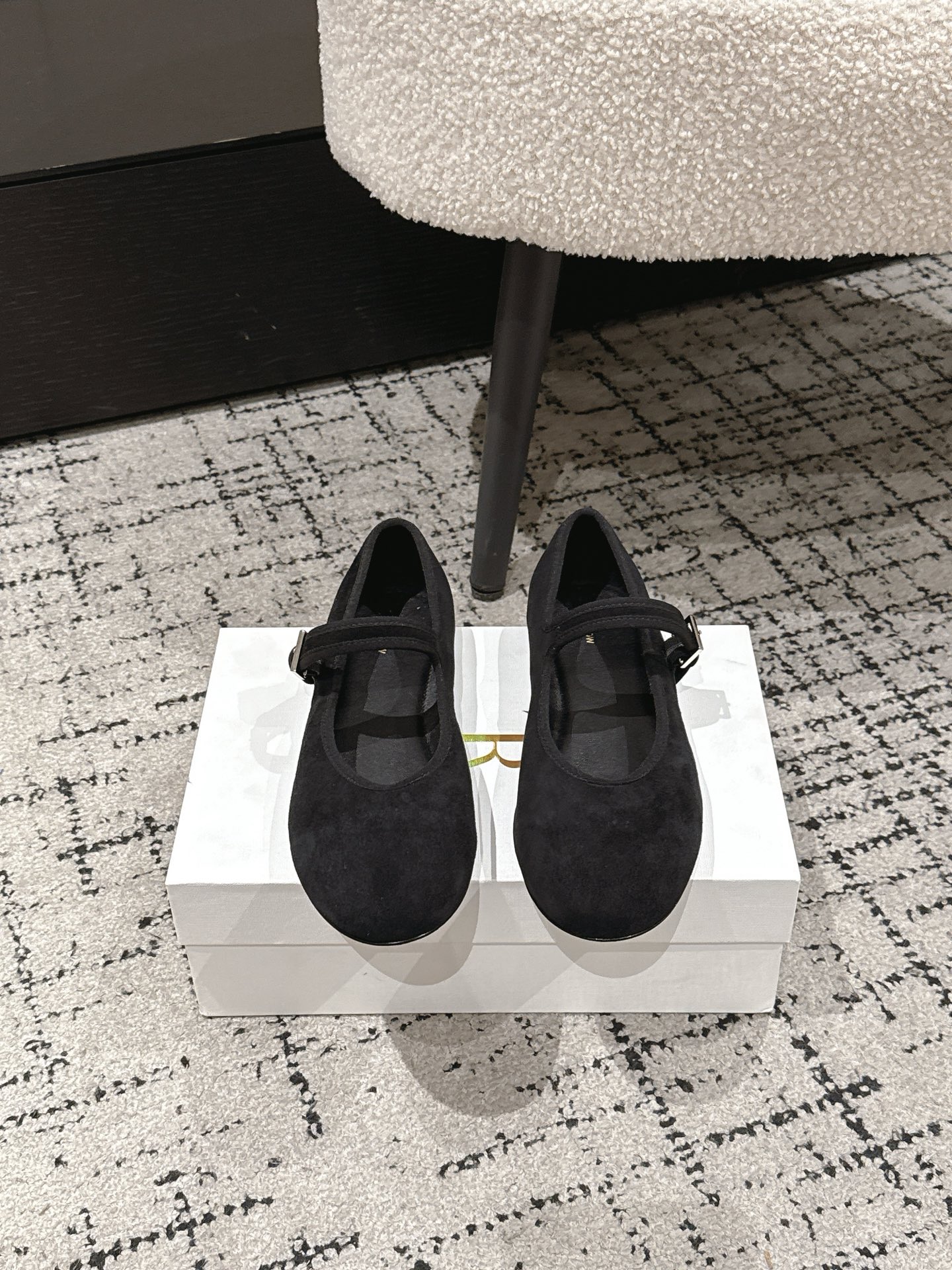 NO:721420,High version of the row 2026ss spring and summer catwalk popular flat shoes Mary Jane casual shoes. Very comfortable flat shoes, minimalist design concept, slim version, easy to wear, good looks and practicality. The upper is imported high mercerized sheepskin lining. Goat leather lining. Outsole. Italian genuine leather outsole. Size 35-39 (40.41.42 custom-made, non-returnable and non-exchangeable), single shoes, mary  jane,flats,sheepskin,sheep,Leather soles19860909高版本  the row 2026ss春夏走秀爆款平底鞋玛丽珍休闲鞋单鞋 非常舒服的平底鞋,极简设计理念,版型显瘦好穿颜值与实用性并存 鞋面进口高丝光羊京 内里山羊皮内里 大底意大利真皮大底 码数35-39（40.41.42定做不退不换）,单鞋,mary jane,flats,sheepskin,sheep,Leather soles,Women's Shoes