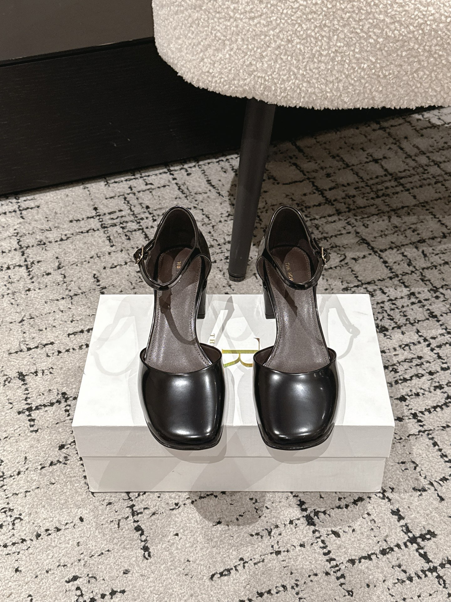 NO:721415,The Row 26 new spring and summer thick heel round heel Mary Jane toe round toe hollow sandals!  It is said that this is the most beautiful Mary Jane milk of the year, with French elegance, high-end and fashionable, salty or sweet, artistic and elegant!  Whether you pair it with a short skirt and shorts and casual pants in the summer, or you pair it with a short skirt and a windbreaker in the autumn and winter, it always looks high-end, full of femininity, and you won’t feel tired when wearing gold heels!  Easy to wear and look good. Open-edge beaded upper. Sheepskin insole. Original molded sole. Heel height 5cm. Size: 35-39 (customized in 40). Sandals, sandals, mary jane, skirts, shorts, sheepskin, gold.19860909The Row 26春夏新款粗跟圆跟玛丽珍包头圆头中空凉鞋单鞋！ 据说这是本年度最美丽的玛丽珍奶,法式优雅气质在线、高级又时髦,可盐可甜,文艺又气质！无论是夏天配短裙配短裤休闲裤,还是秋冬配短裙配风衣,都是妥妥的高级感,女人味爆满,黄金跟高穿着不累！好穿又好看 开边珠鞋面 羊皮里羊皮鞋垫 原版开模底 跟高5cm 码数:35-39(40定做),凉鞋,sandals,mary jane,skirts,shorts,sheepskin,gold,Women's Shoes