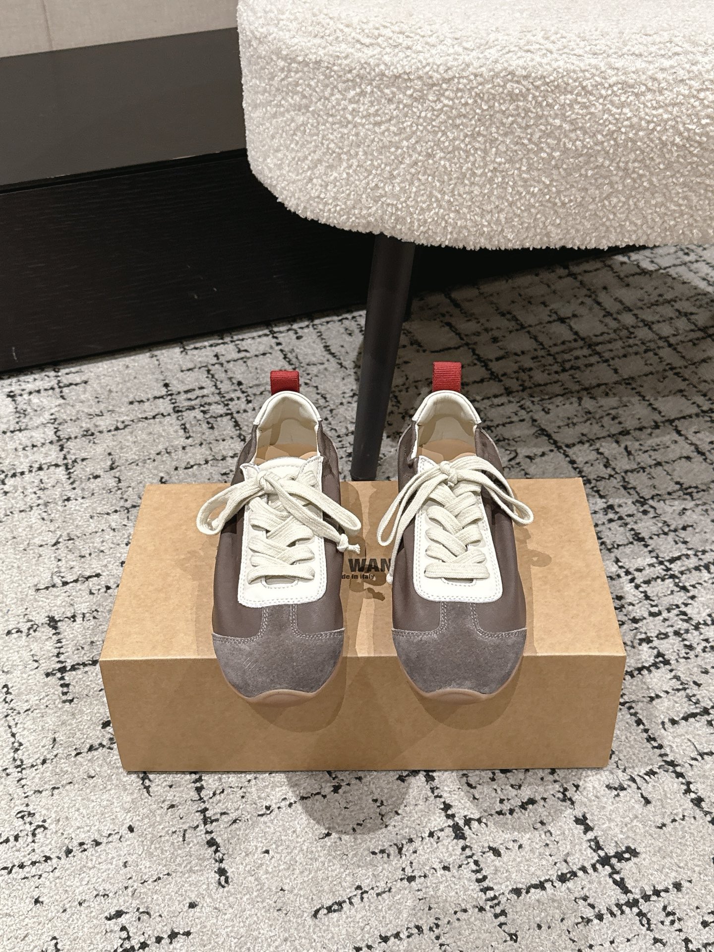 NO:721406,High quality!  Niche trendy brand dark style niche trendy brand Uma wang26 new early spring retro color matching Forrest Gump casual shoes and sneakers!  The retro color scheme of brown and red is very cute and very brand-specific!  This brand launches casual shoes for the first time, which are simple, high-end but not simple, super versatile and comfortable!  The upper is made of imported nylon cloth spliced ​​with sheep suede, the inner foot pad is washed cowhide, and the original molded rubber outsole!  Size: 35-40 (40 is custom-made and cannot be returned or exchanged) Comes with original packaging, casual shoes/sports shoes, sneakers, cowhide19860909高品质！小众潮牌黑暗风小众潮牌Uma wang26早春新品复古拼色阿甘休闲鞋运动鞋！棕色配红色复古配色很可爱,也很有品牌特色！此品牌首次推出休闲鞋,简约高级不简单,超级百搭舒适！ 鞋面采用进口尼龙布拼接羊反绒 内里垫脚水洗牛皮 原版开模橡胶大底！ 码数:35-40（40定做不退换） 配原版包装,休闲鞋/运动鞋,sneakers,cowhide,Women's Shoes