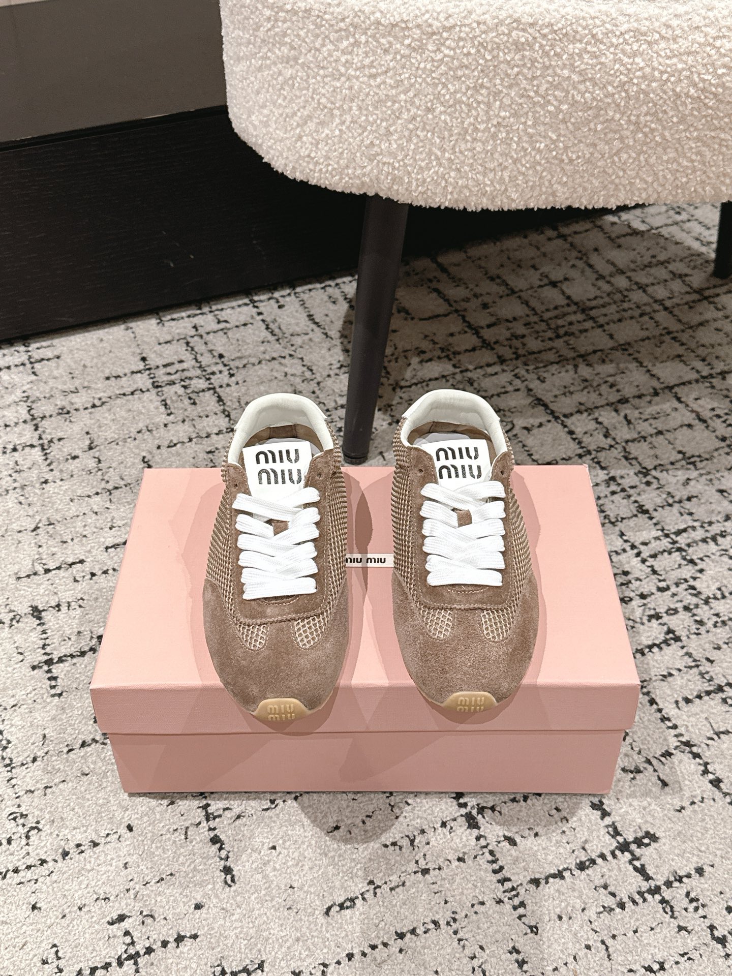 NO:721411,Now online, Miumiu mesh Forrest shoes!  miumiu Deshun shoes are fashionable ins. Miu is exclusive for girls. Each color series has its own unique taste. It is simple and casual. It has a perfect retro appearance and can reflect the beauty of tannins. The reason why it is a must-have is that the softness of the entire shoe is really unparalleled. It is casually made and has a proper American retro style. It is super beautiful and comfortable on the feet. It can be used as a pair of ballet sneakers. It is the first choice of absolute children.  Size 35-40 (34, 41 customized, non-refundable), casual shoes/sports shoes, miumiu, sneakers19860909上线、Miumiu 网面阿甘鞋 ！ miumiu 德顺鞋 ins穿搭时尚 Miu缪女孩特定专属 每个色系都有它独有的味道 简单随意不羁 复古颜值满分 又能体现单宁美感 必收的理由 就是整个鞋柔软度真的不吹的 随便造 妥妥的美式复古风格 上脚超级好看超级舒适 可做芭蕾舞运动鞋的一双 绝绝子的单品首选 码数35-40（34,41定制不退换）,休闲鞋/运动鞋,miumiu,sneakers,Women's Shoes