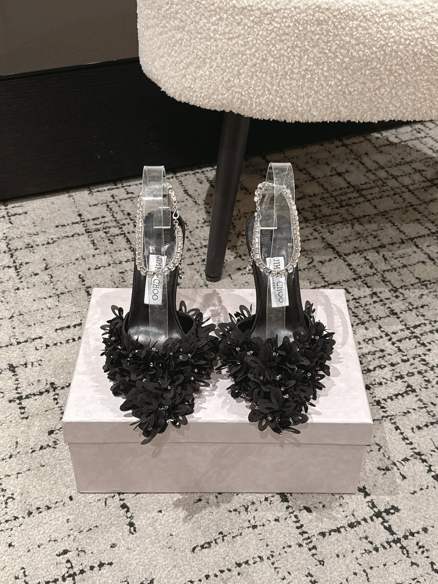 NO:721401,The iconic high heels of the JIMMY CHOO Saeda 100 series blur the line between shoes and jewelry. The whole body of the shoe is decorated with delicate petals, eye-catchingly embellished with sparkling crystals, which are like flowers and dazzling. A crystal elegantly hangs on the heel, and a crystal ankle chain lightly touches the lower part of the ankle, easily highlighting the slender lines of the legs. Paired with a 10 cm stiletto heel, it is eye-catching and charming. ——————————————  Silk mesh upper, sheepskin lining, heel height 10cm, outsole Italian leather outsole, size 35-39 (40, 41, 42 customized, non-returnable), high heels and sandals,jimmy choo,sandals,high heels,sheepskin,real silk,Leather soles19860909JIMMY CHOO Saeda 100 系列标志性高跟鞋,模糊鞋履与珠宝饰件之间的界线.鞋身通体饰有精致花瓣,吸睛点缀熠熠水晶,繁花似锦,璀璨夺目.一颗水晶优雅垂饰后跟,水晶足踝链轻饶足踝下方,轻松突显腿部纤长线条.配以10厘米细高跟,美艳吸睛,魅力四射. —————————————— 鞋面真丝网 内里羊皮 跟高10cm 大底意大利真皮大底 码数35-39（40、41、42定做不退换）,高跟鞋凉鞋,jimmy choo,sandals,high heels,sheepskin,real silk,Leather soles,Women's Shoes