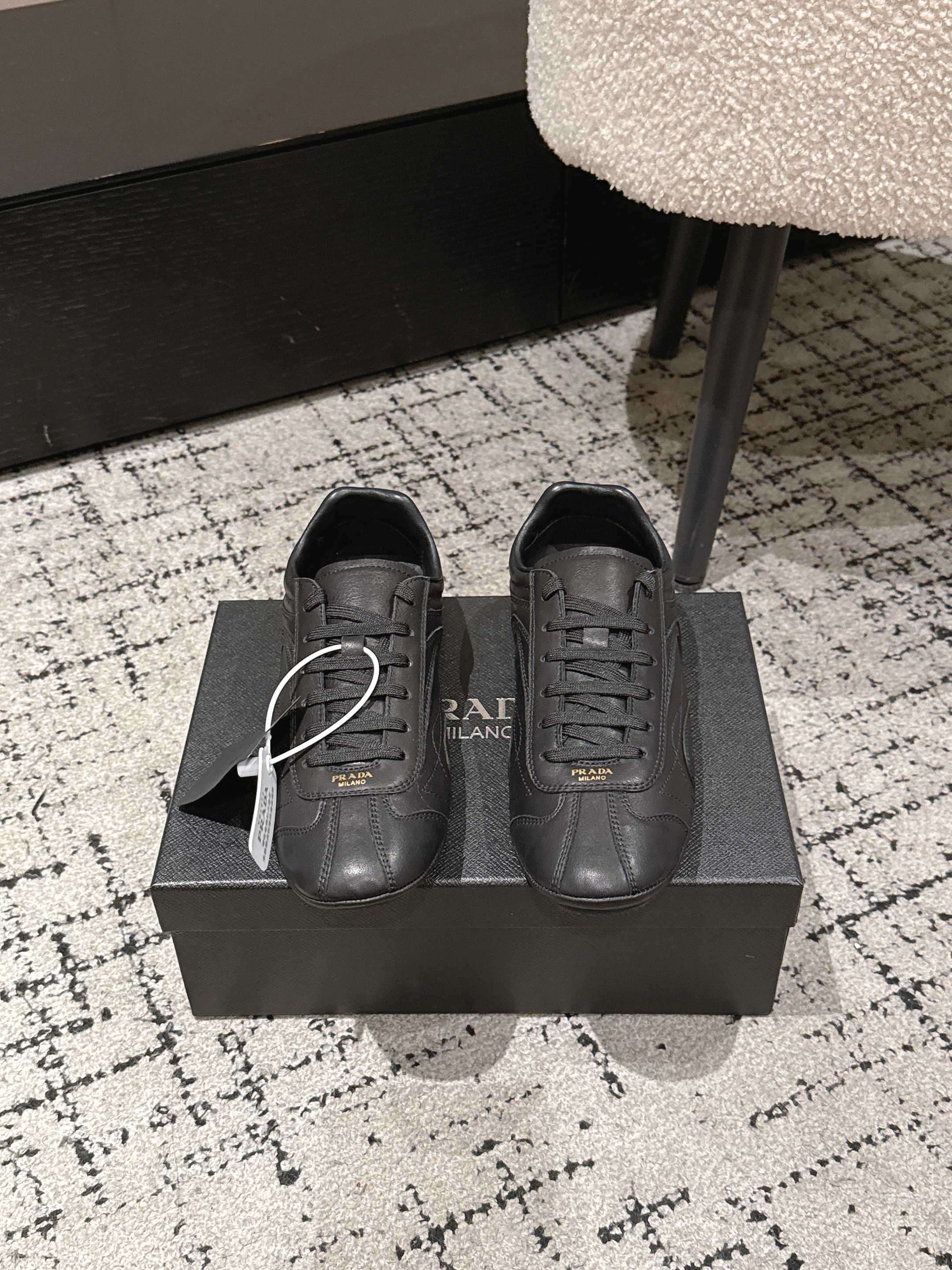 NO:723420,26Fw Spring and Summer New Calf Leather Sneakers Retro Moral Shoes Lace-up Casual Sneakers Montecarlo Calf Leather and Regenerated Nylon Sneakers The Linea Rossa series Montecarlo sneakers launched in 2005 perfectly combine style and comfort with elegant and innovative design. In this new interpretation, the shoes are made of soft and flexible materials  Naa sheepskin leather upper. With a silhouette inspired by driving shoes, this shoe features a deconstructed sole for a lightweight look and smooth aesthetic. Upper with seams. Lined. Screen-printed Milano logo. Flat laces. Lightweight, flexible sole with pronounced lugs that extend 0.5mm beyond the upper. French imported calfskin upper, sheepskin lining, original molded rubber outsole  Size 35-39 (40.41 customized, non-returnable), casual shoes/sports shoes, sneakers, cowhide, sheepskin1986090926Fw春夏新款 小牛皮革运动鞋复古德训鞋系带休闲运动鞋Montecarlo小牛皮革与再生尼龙运动鞋 2005年推出的Linea Rossa系列Montecarlo运动鞋,以高雅创新设计完美结合风格与舒适.在这一新诠释中,鞋履采用柔软灵活的 Naa羊皮革鞋面.这款鞋履的廓形灵感源自驾驶鞋,采用解构鞋底设计,呈现轻盈外观和流畅美学.鞋面配缝线装饰.带衬里.丝网印花 Milano徽标.扁平鞋带.轻便灵活的鞋底,具有明显的凹凸纹,延伸至鞋面外0.5毫米. 鞋面法国进口小牛皮 内里垫脚羊皮 鞋底原版开模橡胶大底 码数35-39（40.41定做不退换）,休闲鞋/运动鞋,sneakers,cowhide,sheepskin,Women's Shoes