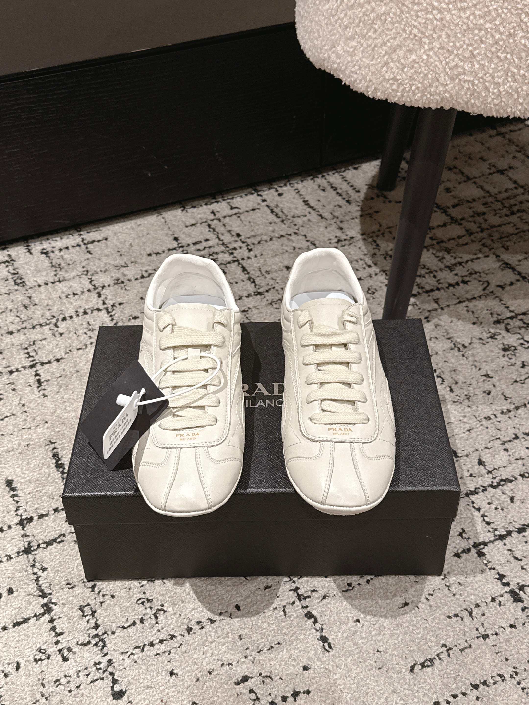 NO:723425,- 26Fw new spring and summer styles, suede cow leather sneakers, retro moral training shoes, lace-up casual sneakers, Montecarlo suede cow leather and regenerated nylon sneakers. The Linea Rossa series Montecarlo sneakers, launched in 2005, perfectly combine style and comfort with elegant and innovative design. In this new interpretation, the shoes are made of soft and flexible materials  Naa sheepskin leather upper. With a silhouette inspired by driving shoes, this shoe features a deconstructed sole for a lightweight look and smooth aesthetic. Upper with seams. Lined. Screen-printed Milano logo. Flat laces. Lightweight, flexible sole with pronounced lugs that extend 0.5mm beyond the upper. Upper French imported calfskin. Lining sheepskin. Sole original open-molded rubber outsole.  Size 35-39 (40.41 customized, non-returnable), casual shoes/sports shoes, sneakers, cowhide, sheepskin19860909- 26Fw春夏新款 绒面牛皮革运动鞋复古德训鞋系带休闲运动鞋Montecarlo绒面牛皮革与再生尼龙运动鞋 2005年推出的Linea Rossa系列Montecarlo运动鞋,以高雅创新设计完美结合风格与舒适.在这一新诠释中,鞋履采用柔软灵活的 Naa羊皮革鞋面.这款鞋履的廓形灵感源自驾驶鞋,采用解构鞋底设计,呈现轻盈外观和流畅美学.鞋面配缝线装饰.带衬里.丝网印花 Milano徽标.扁平鞋带.轻便灵活的鞋底,具有明显的凹凸纹,延伸至鞋面外0.5毫米. 鞋面 法国进口小牛皮 内里垫脚羊皮 鞋底原版开模橡胶大底 码数35-39（40.41定做不退换）,休闲鞋/运动鞋,sneakers,cowhide,sheepskin,Women's Shoes